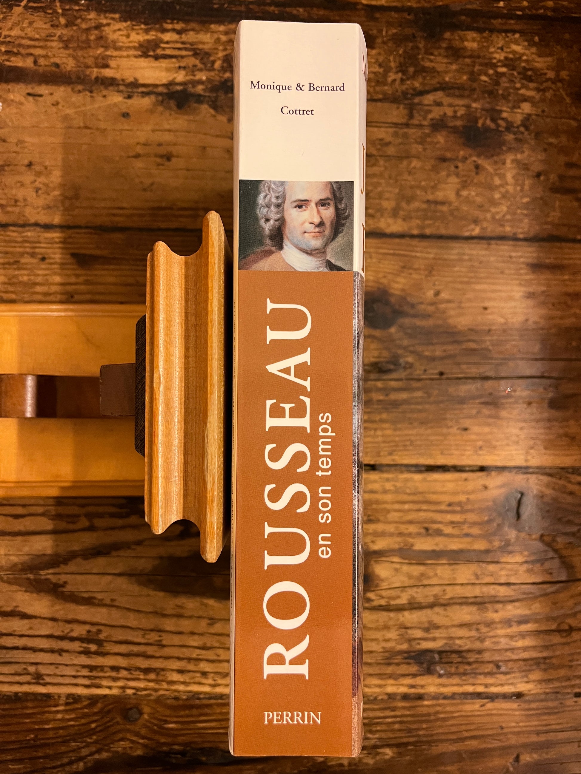 dos du livre "jean jacques rousseau en son temps"  sur fond de bois