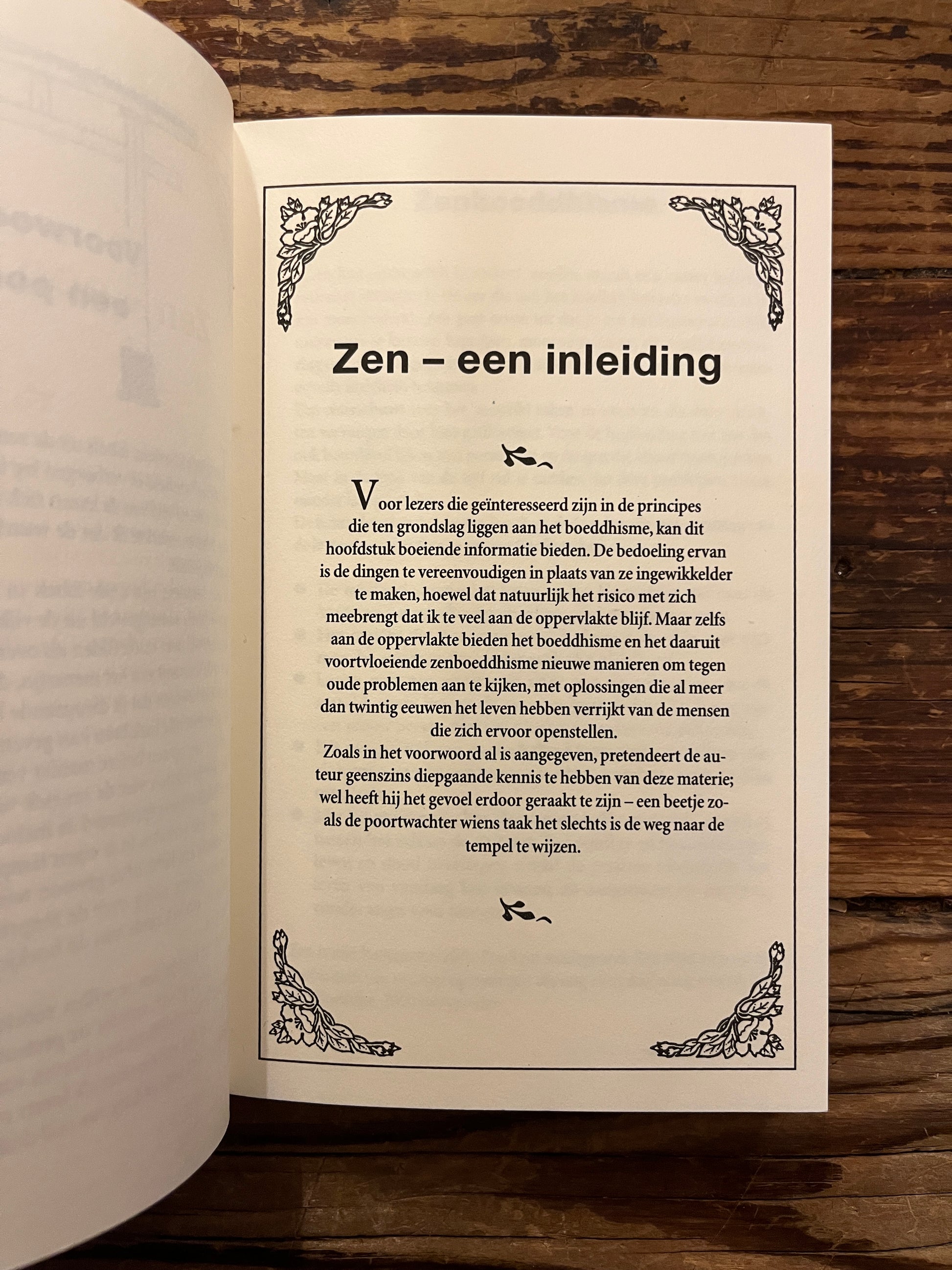 Open boek met de titel 'Zen-fabels' op een houten achtergrond 