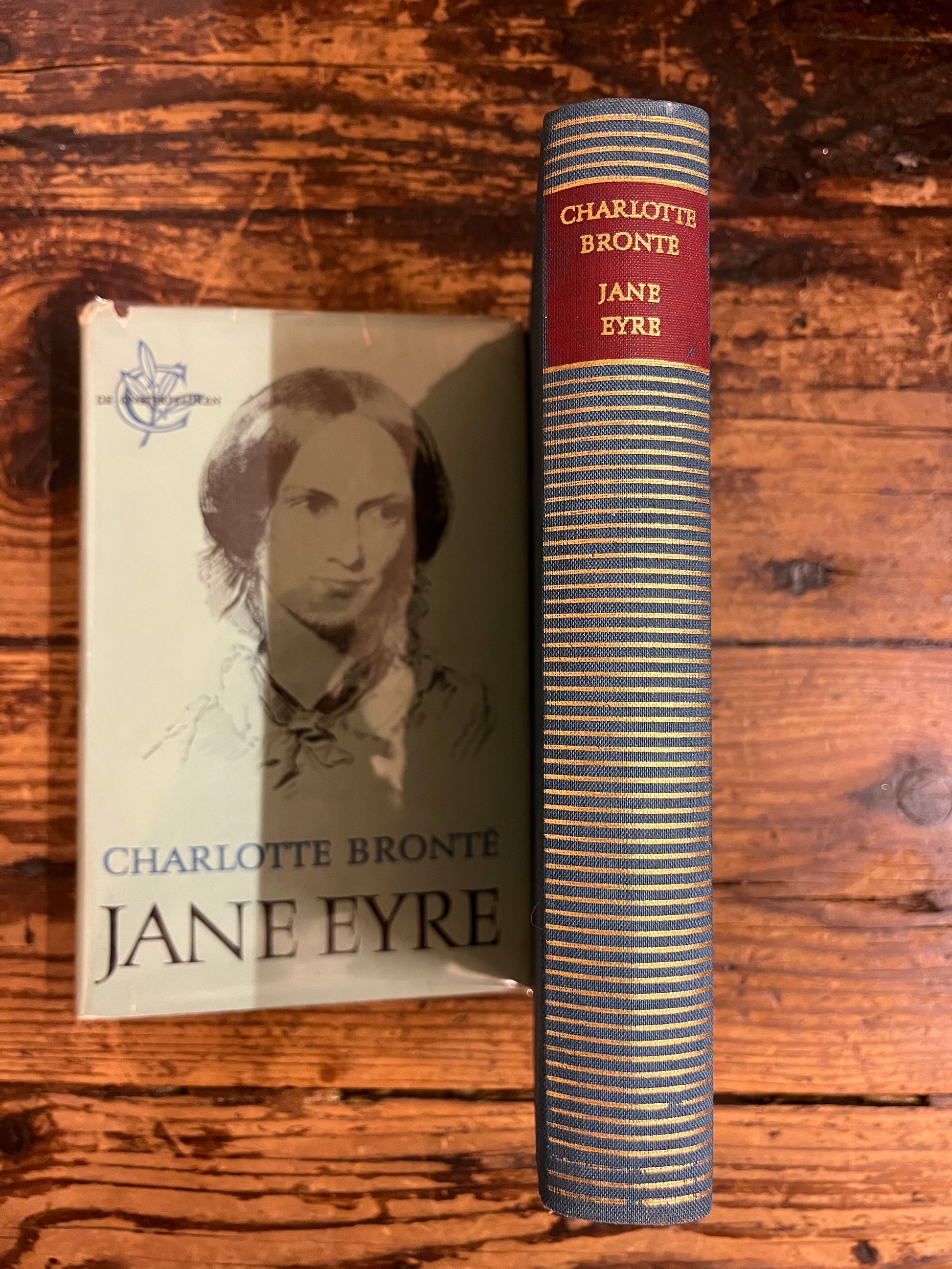 rug van het boek "Jane Eyre" zonder stofomslag op houten achtergrond