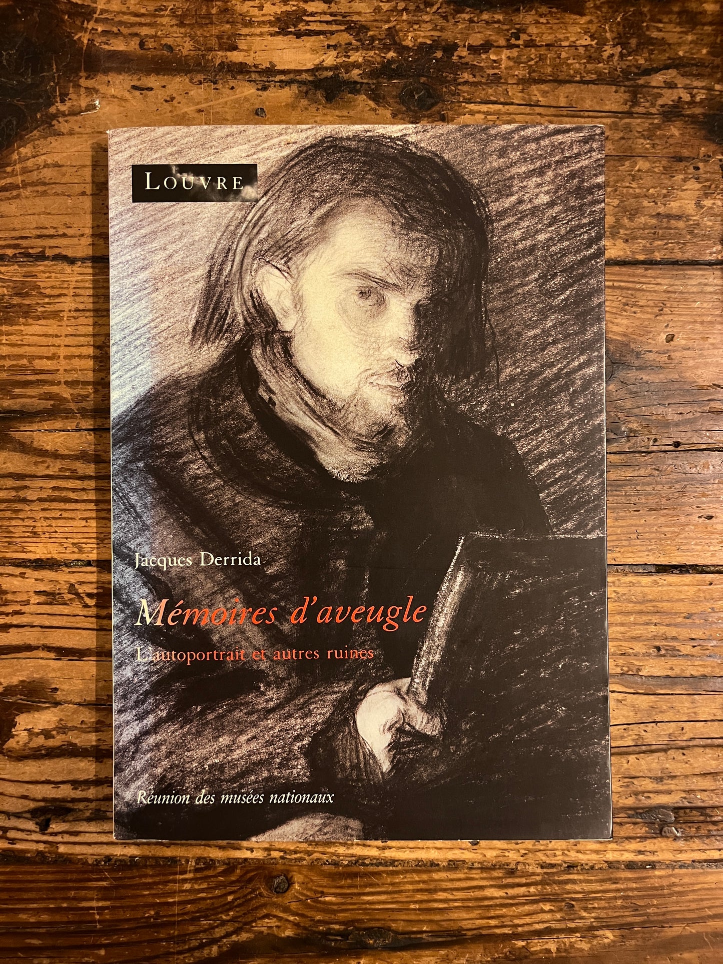 couverture du livre "mémoires d'aveugle" sur fond de bois