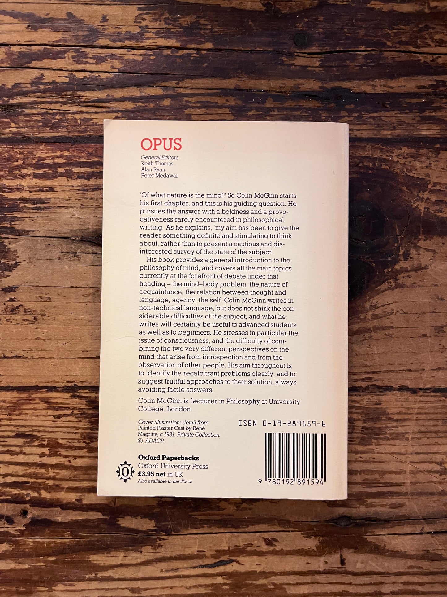 photo of the cover of the book "Te character of mind" on a wooden background