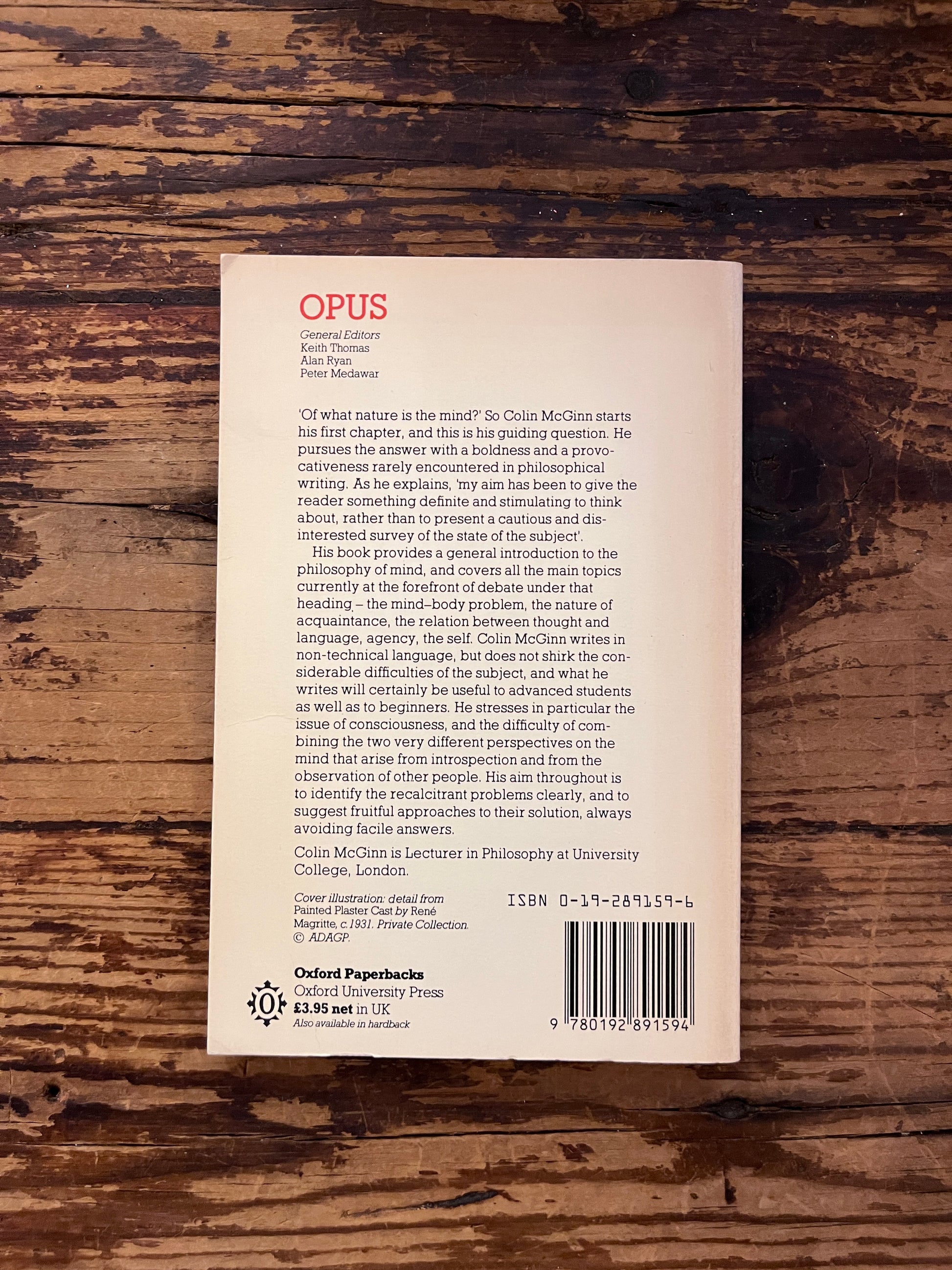 photo of the cover of the book "Te character of mind" on a wooden background