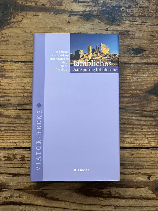 foto van de cover van het boek "aansporing tot filosofie" op houten achtergrond