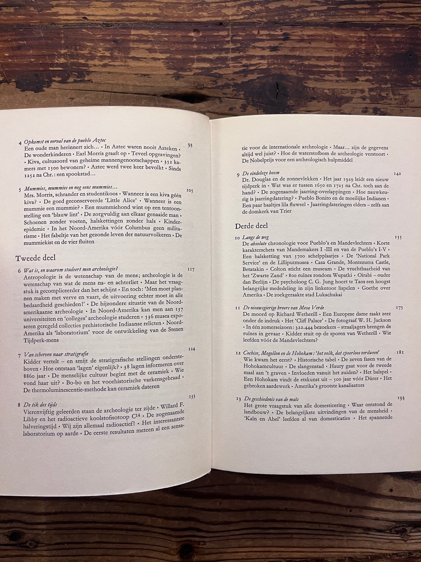 Open hardcover boek met de titel 'De Eerste Amerikaan' by C.W. Ceram op een houten achtergrond 