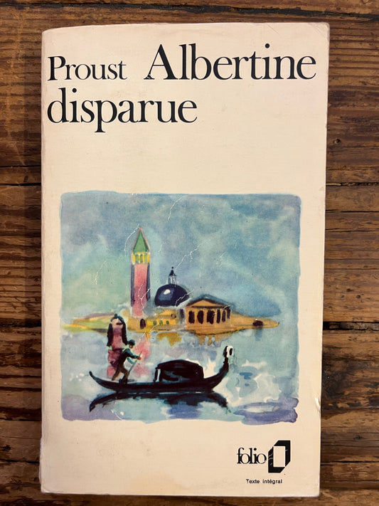 couverture du livre "albertine disparue" par Marcel Proust de a collection Folio sur une surface en bois