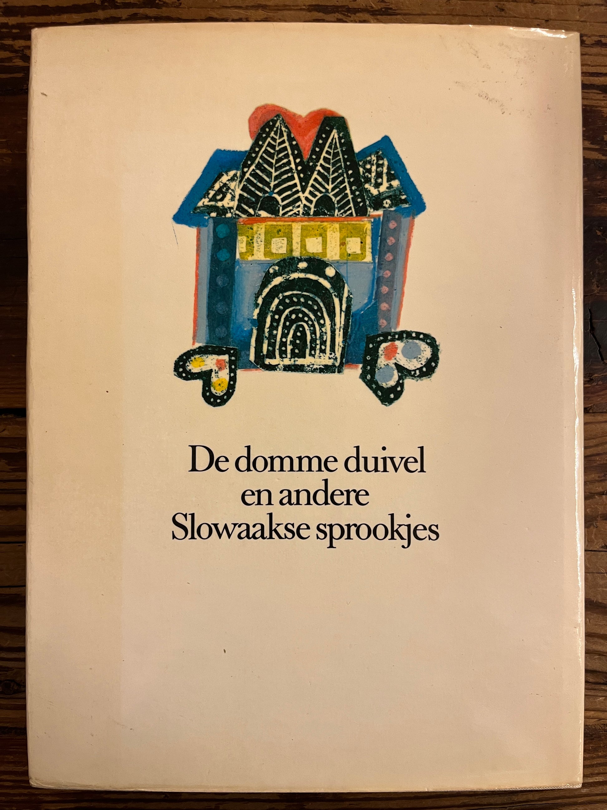 Achterkant met stof omslag van boek met de titel 'De domme duivel en andere Slowaakse sprookjes' 