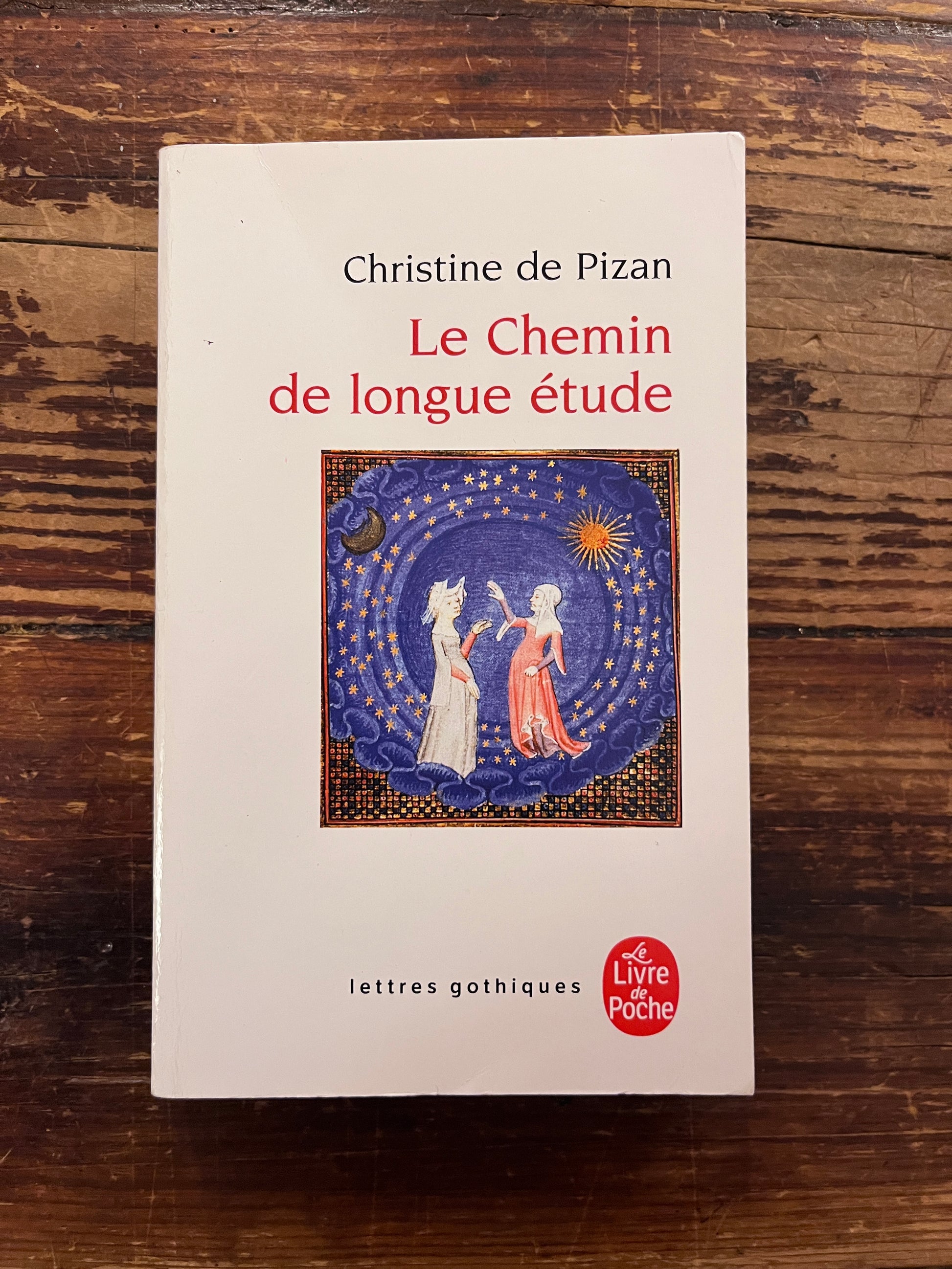 photo de la couverture du livre "le chemin de longue etude"sur fond de bois
