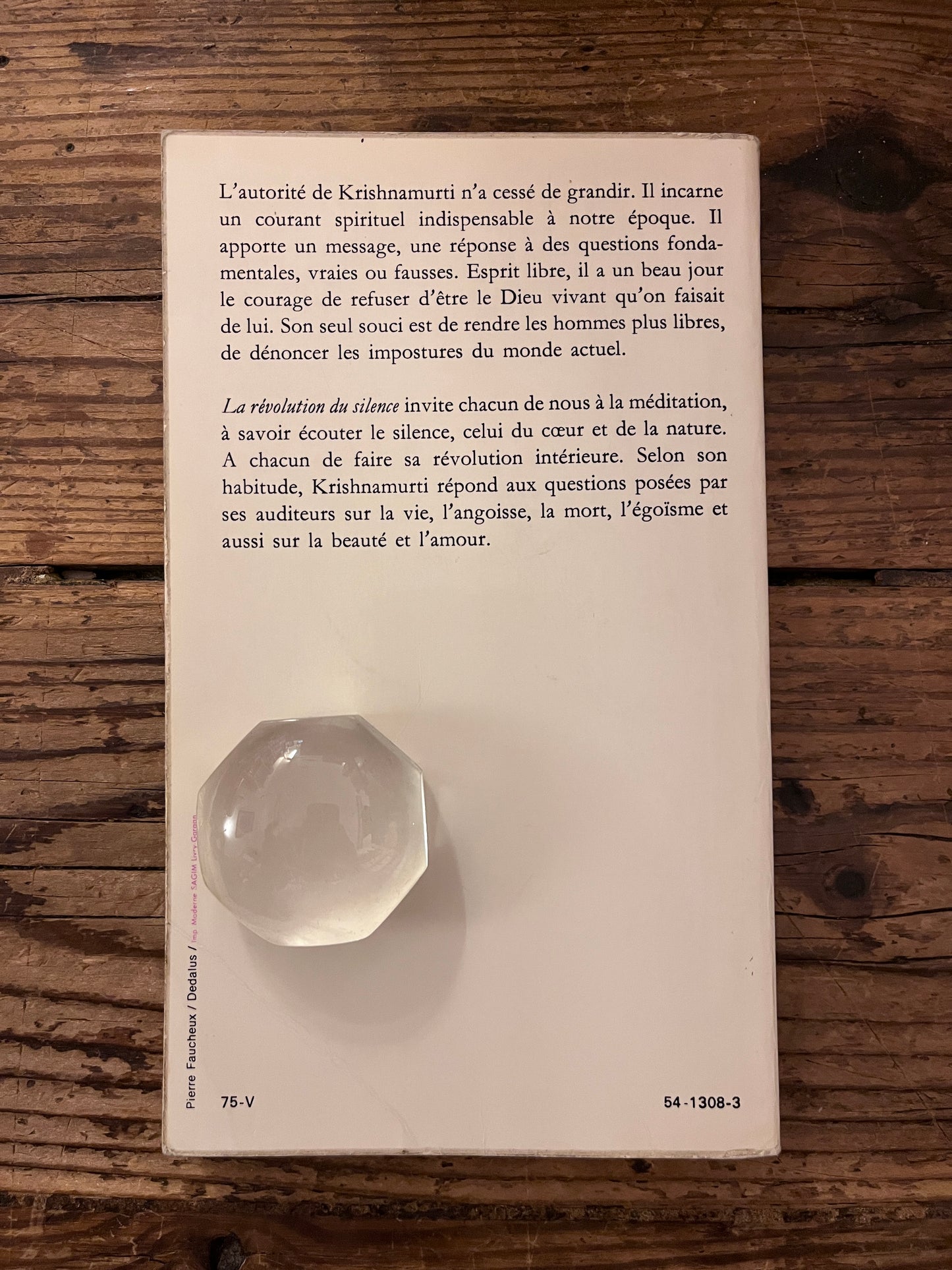 quatrieme de couverture du livre "la revolution du silence" sur fond de bois
