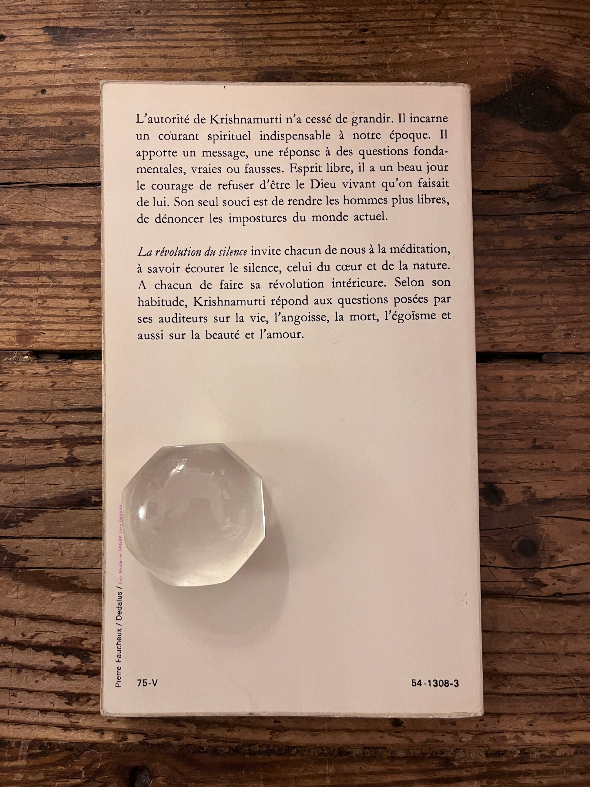 quatrieme de couverture du livre "la revolution du silence" sur fond de bois
