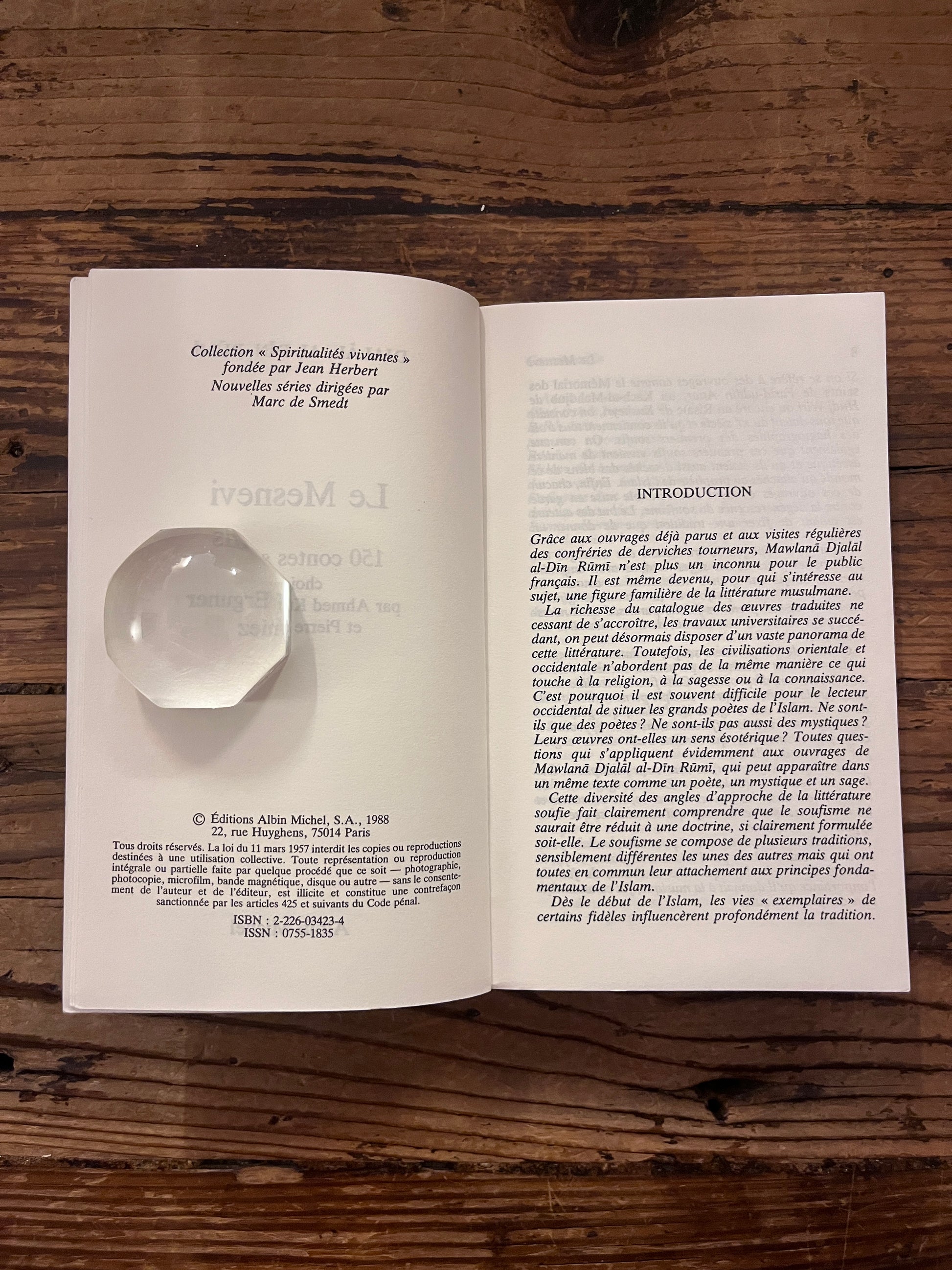 photo de la demi page de titre du livre "150 contes soufis" sur fond de bois