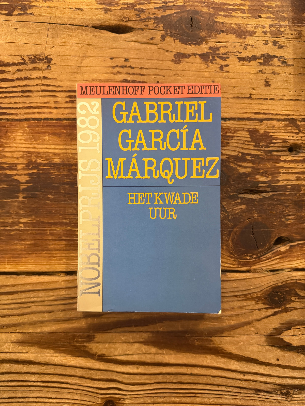 voorkant van boek met de titel 'Het kwade uur' door Gabriel García Márquez op een houten achtergrond 