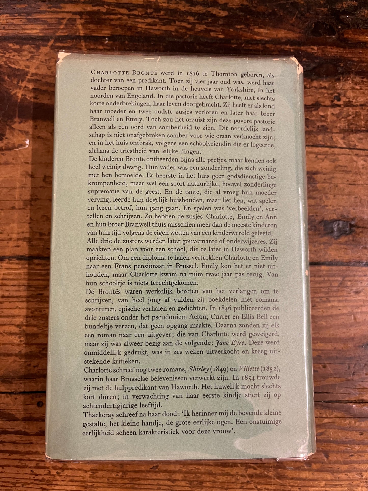 achterkant van het boek "jane Eyre"op houten achtergrond 