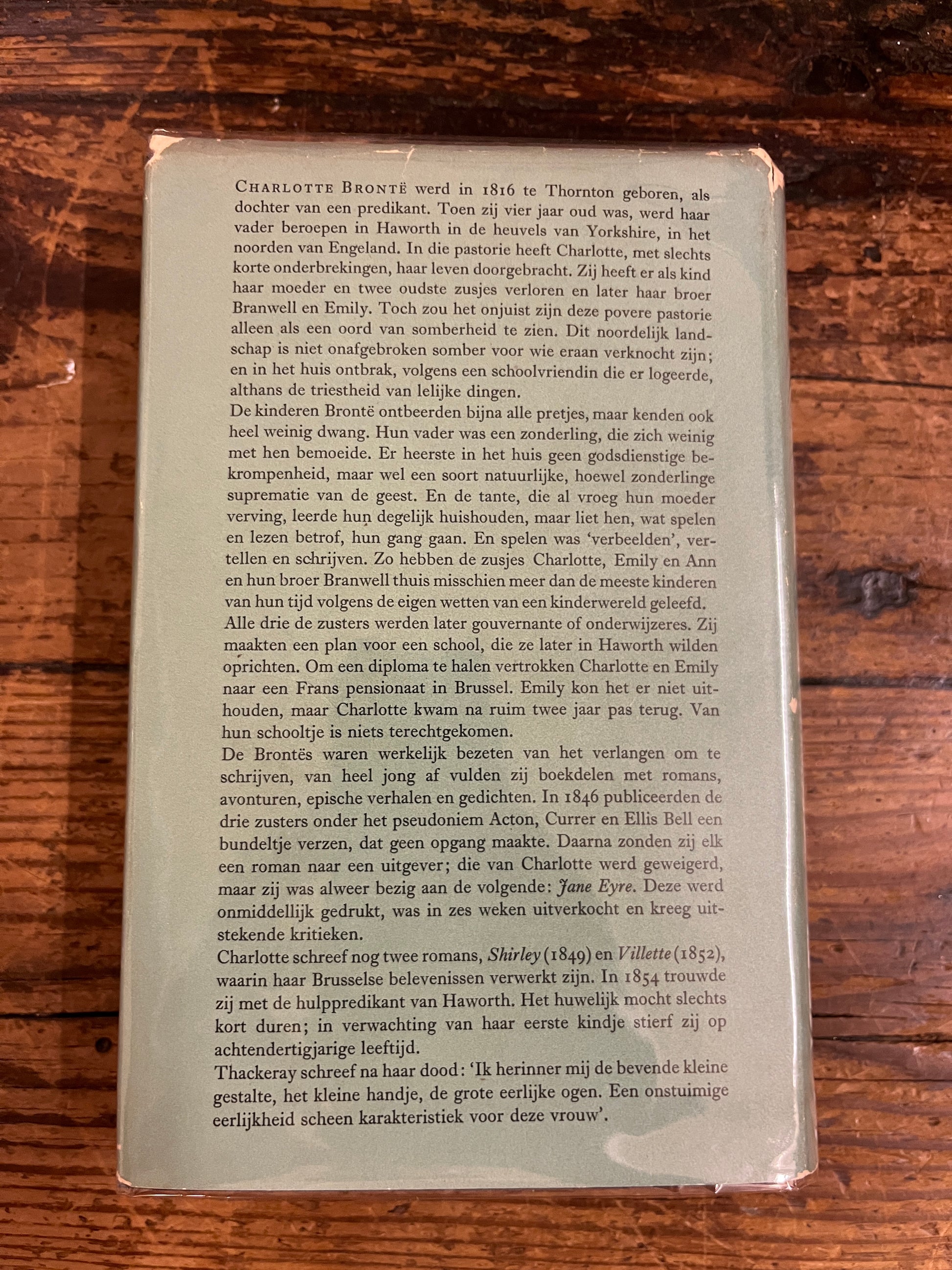 achterkant van het boek "jane Eyre"op houten achtergrond 