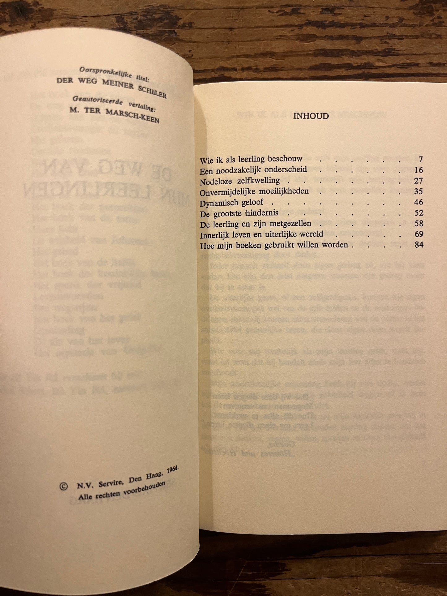 Open boek met de titel 'De Weg van Leerlingen' door Bo Yin Ra op een houten achtergrond 