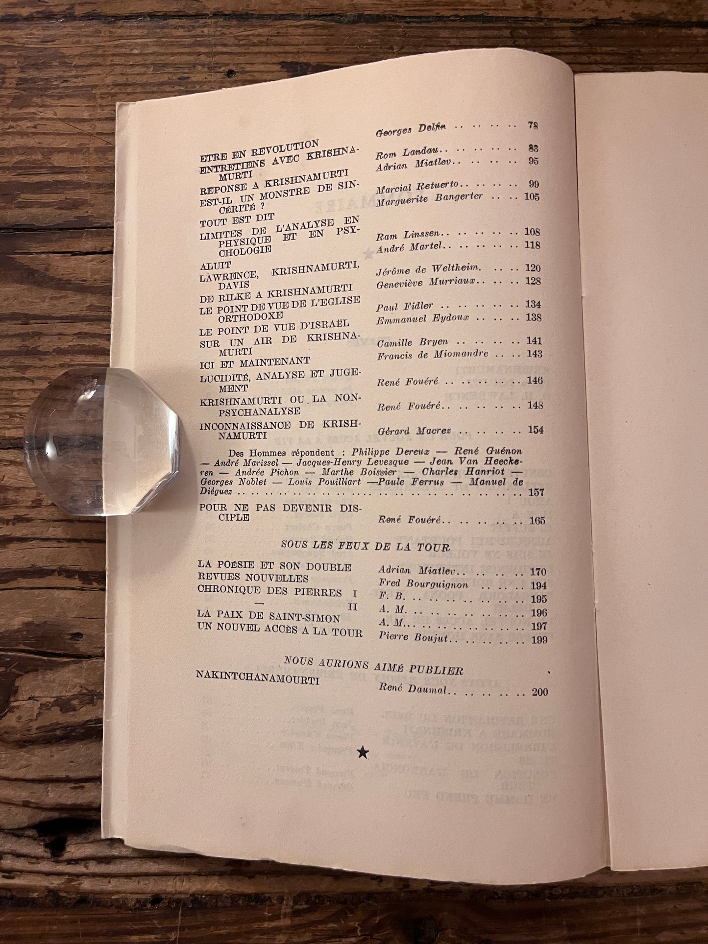 sommaire du livre " pour un nouvel acces a la vie". sur fond de bois
