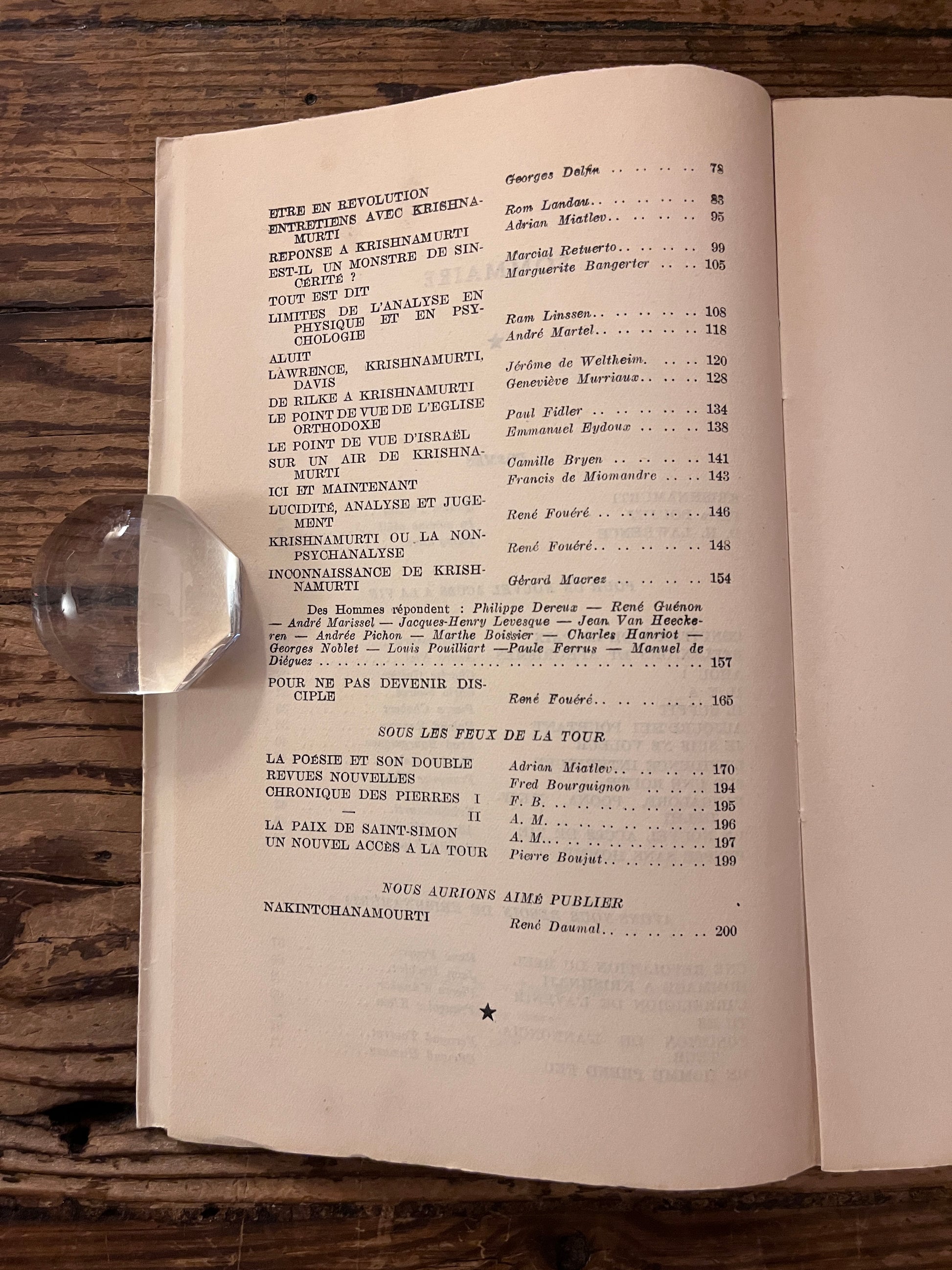 sommaire du livre " pour un nouvel acces a la vie". sur fond de bois