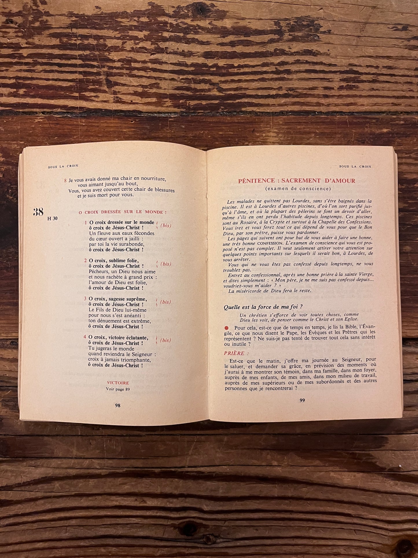 photo du contenu du livre "manuel du pelerin"sur fond de bois