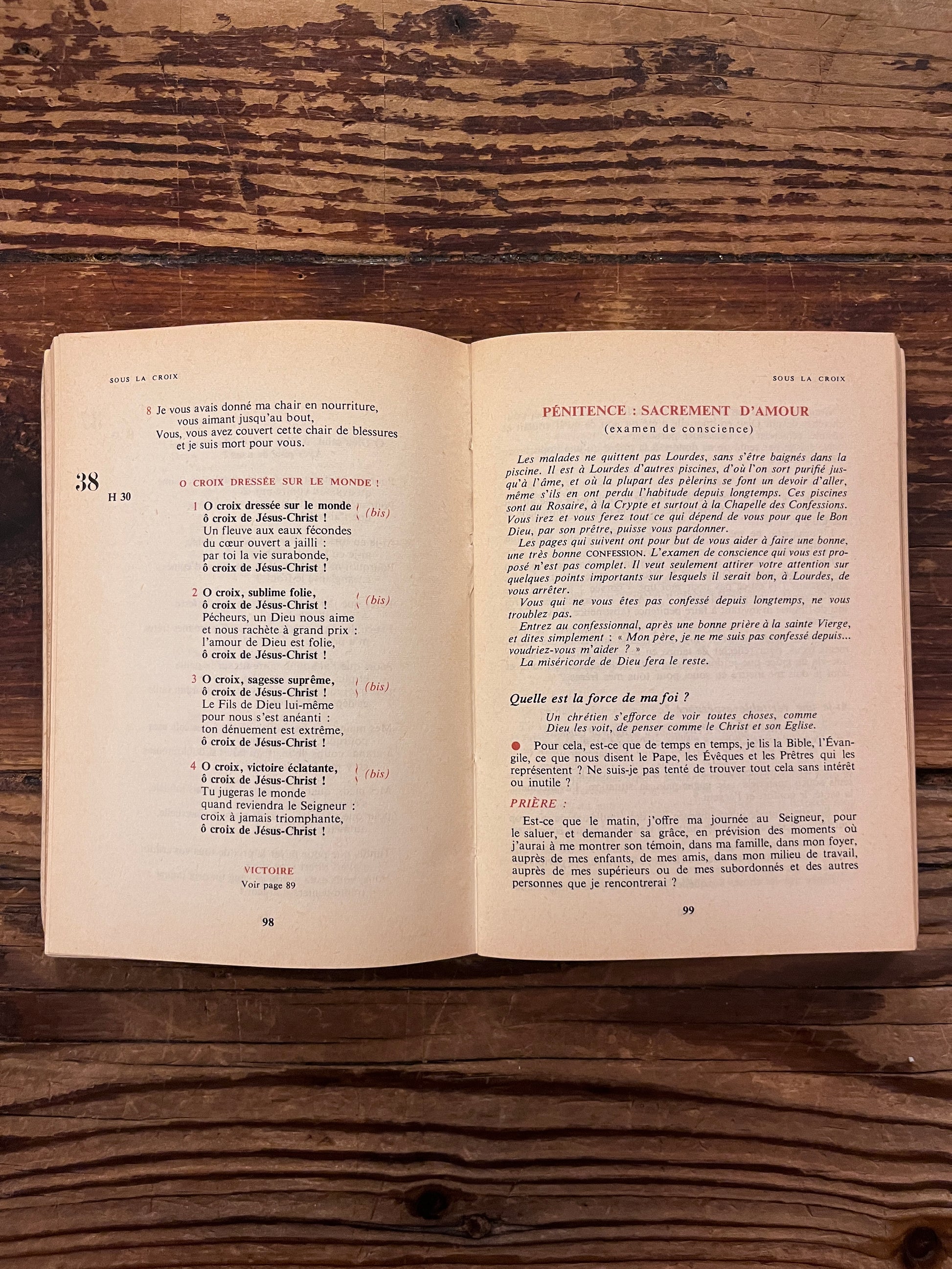 photo du contenu du livre "manuel du pelerin"sur fond de bois