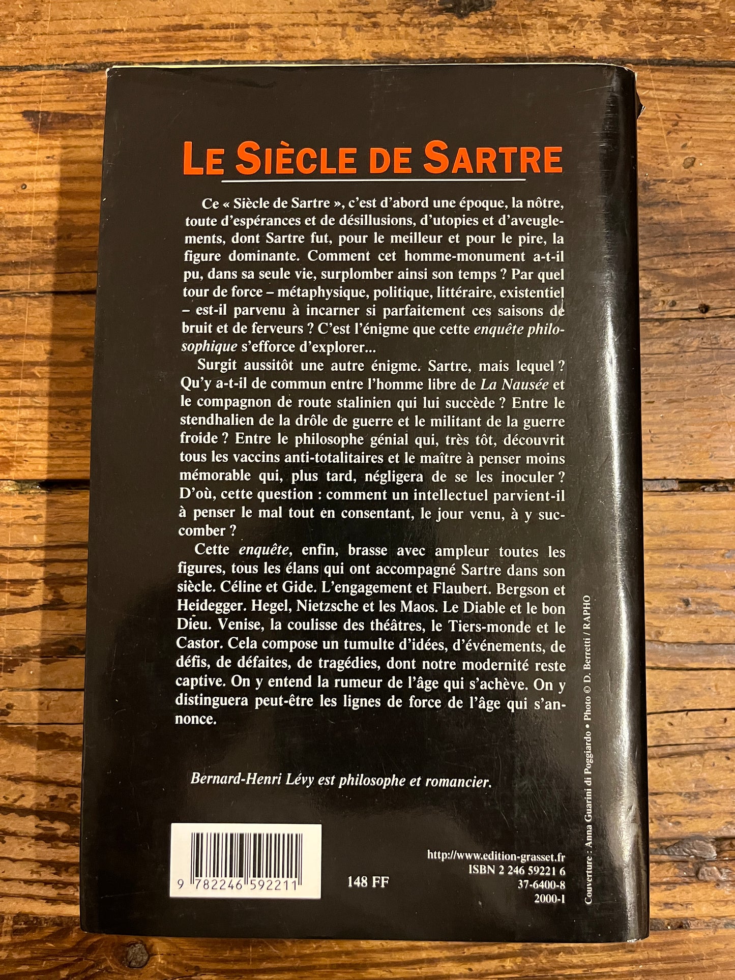 quatrieme de couverture du livre "le siecle de sartre" sur fond de bois