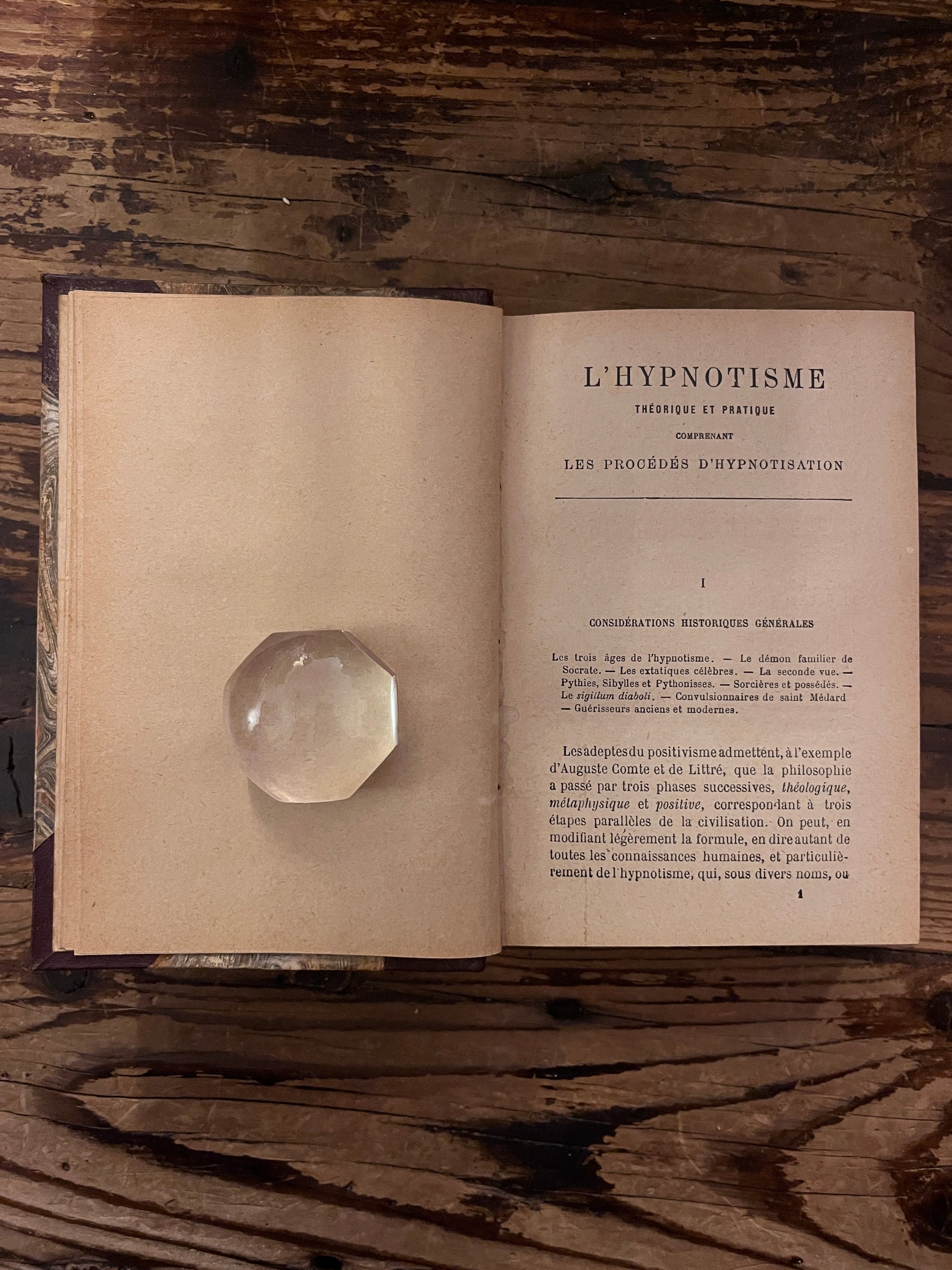 photo de la premiere page du livre "l 'hypnotisme" sur fond de bois