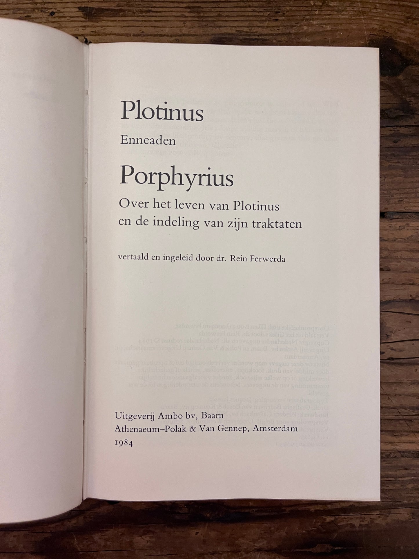 foto van de titel pagina van het boek "Enneaden"op houten achtergrond