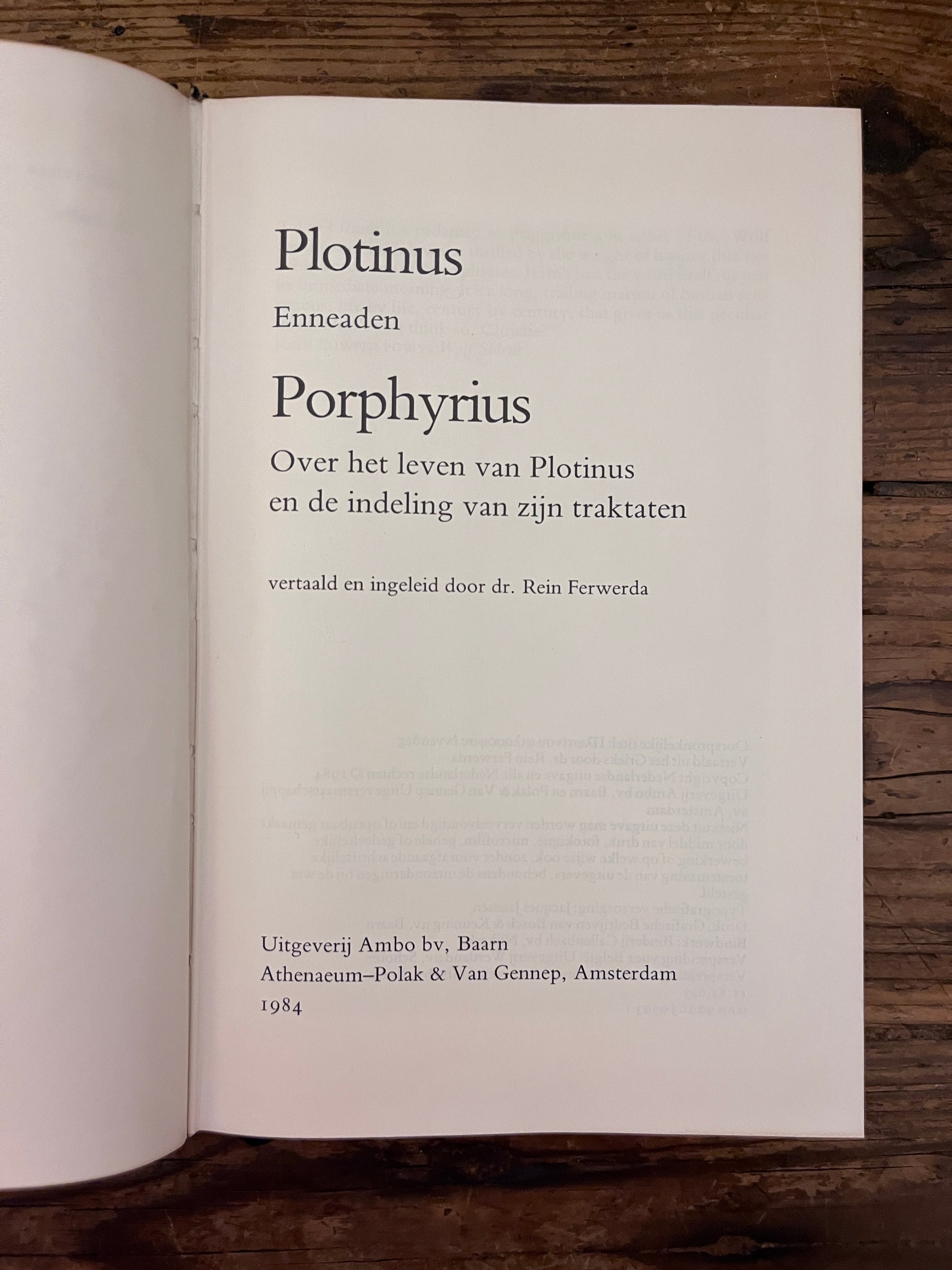 foto van de titel pagina van het boek "Enneaden"op houten achtergrond