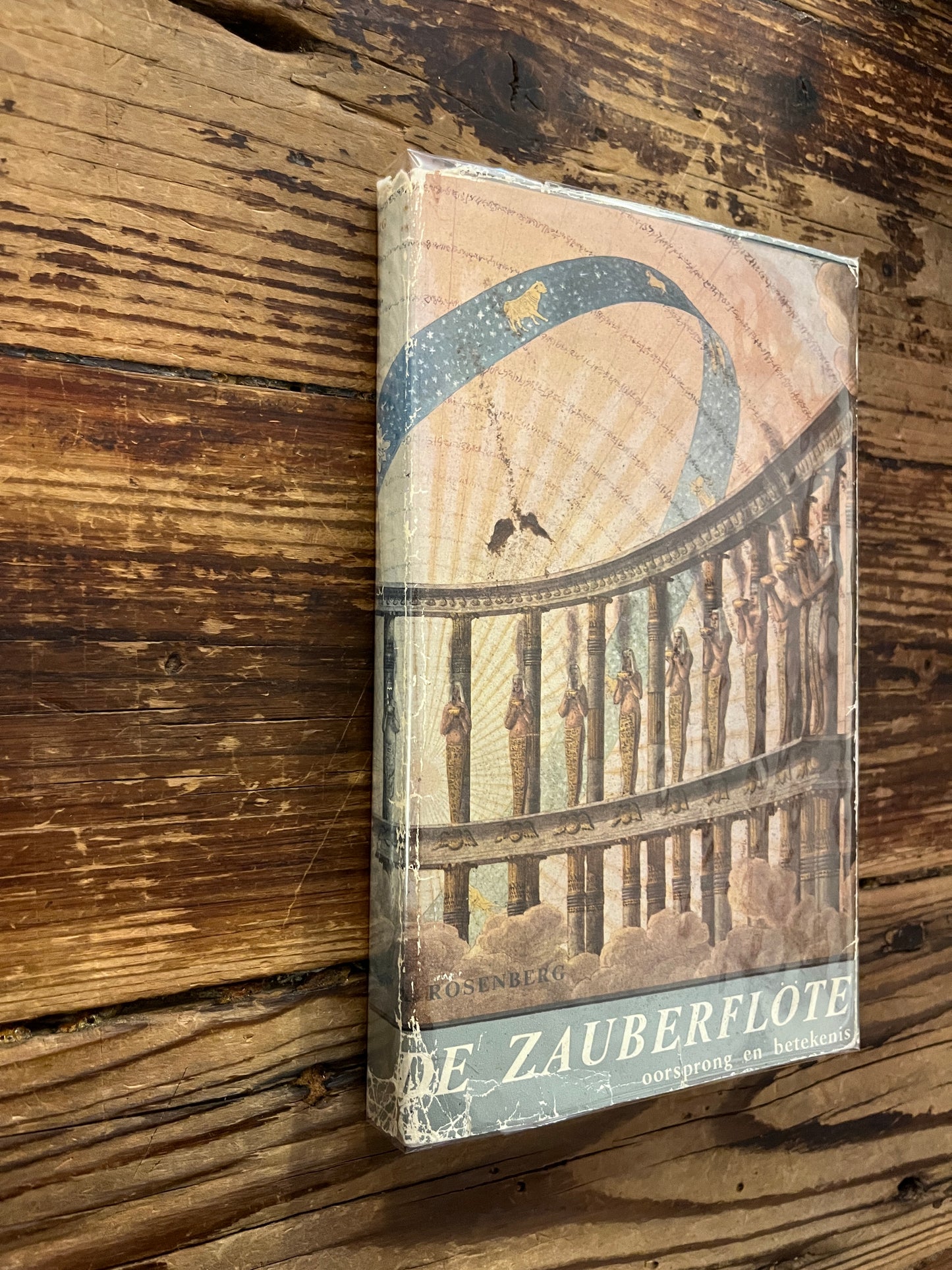 Boek met de titel 'de Zauberflote' door Rosenberg op een houten achtergrond 