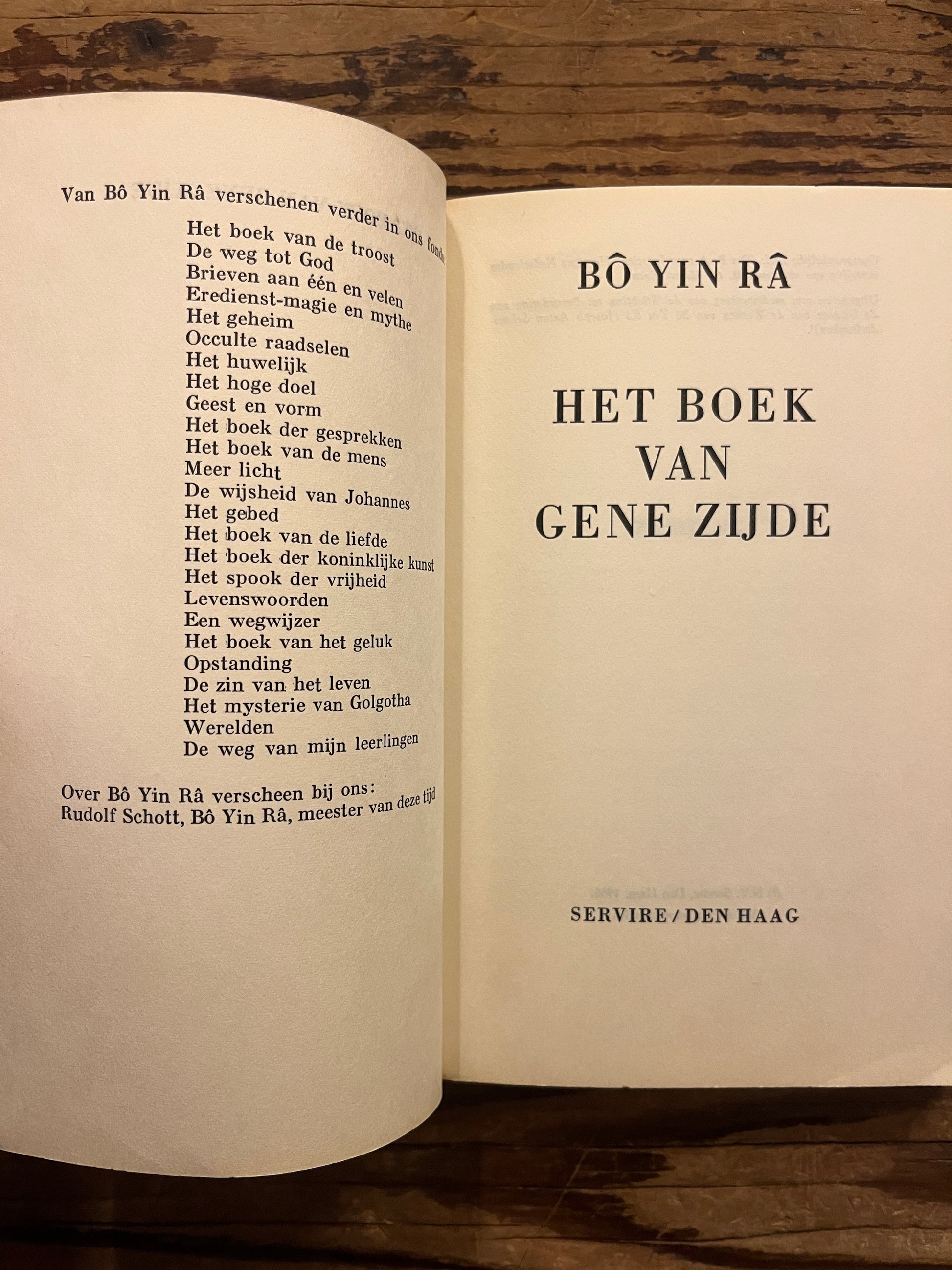 Open boek 'Het Boek van Gene Zijde' door Bo Yin Ra op een houten tafel 