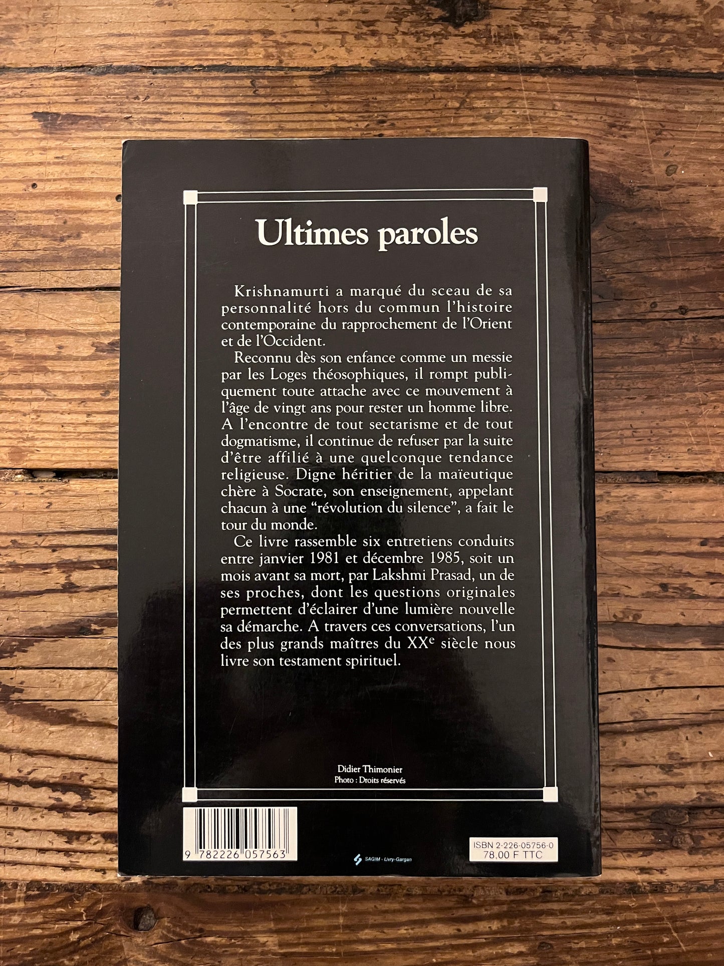 quatrieme de couevrture du livre " ultimes paroles" sur fond de bois 