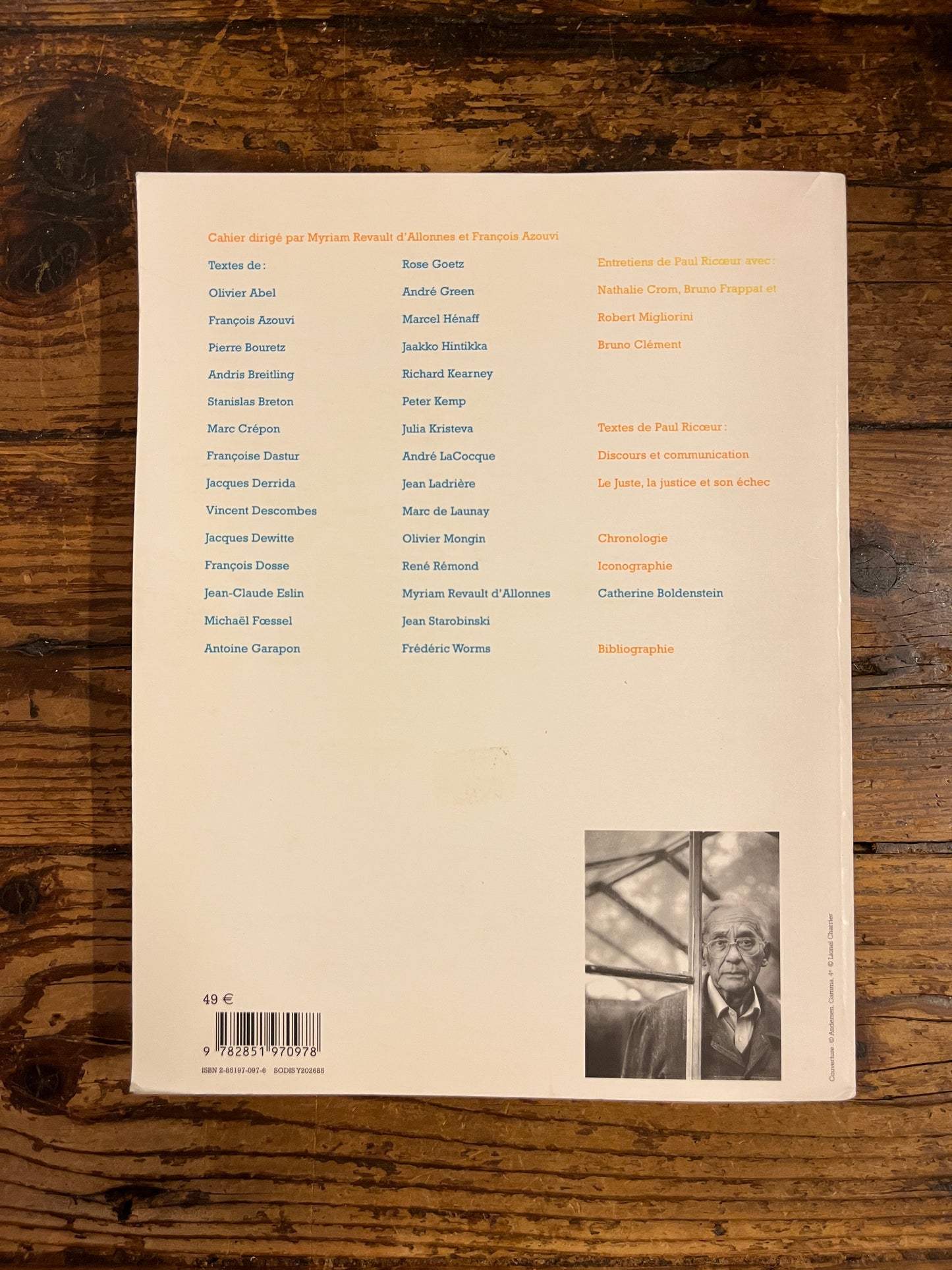 quatrieme de couverture du livre "Paul Ricoeur" sur fond de bois