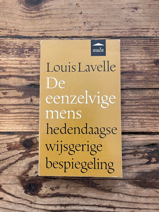 foto van de cover van het boek "de eenzelvige mens hedendaagse wijsgerige bespiegeling" op houten achtergrond
