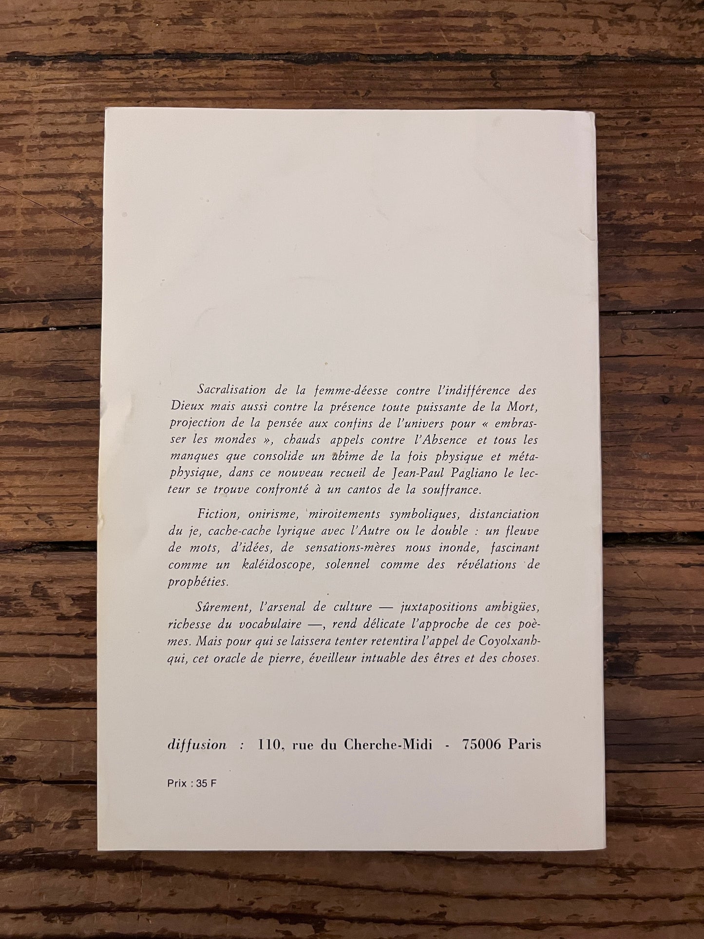 photo de la quatrieme de couverture du livre "mandala" sur fond de bois