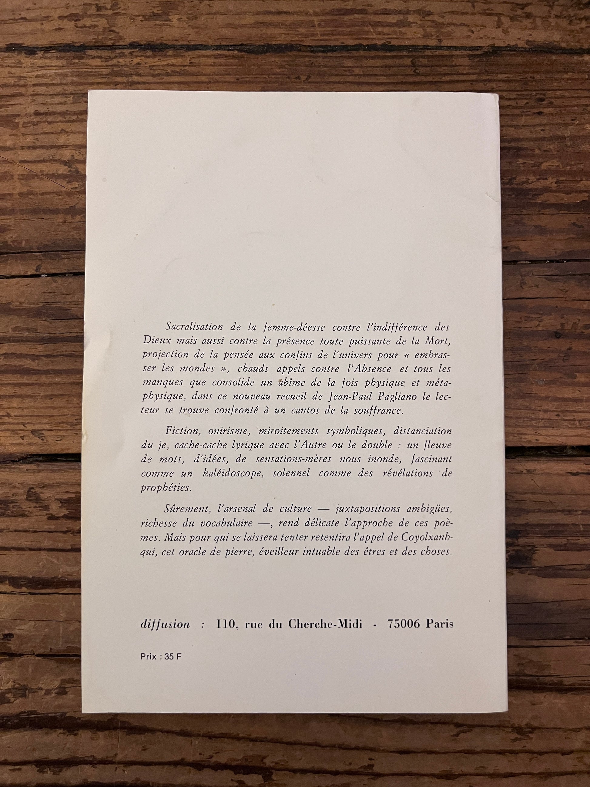 photo de la quatrieme de couverture du livre "mandala" sur fond de bois