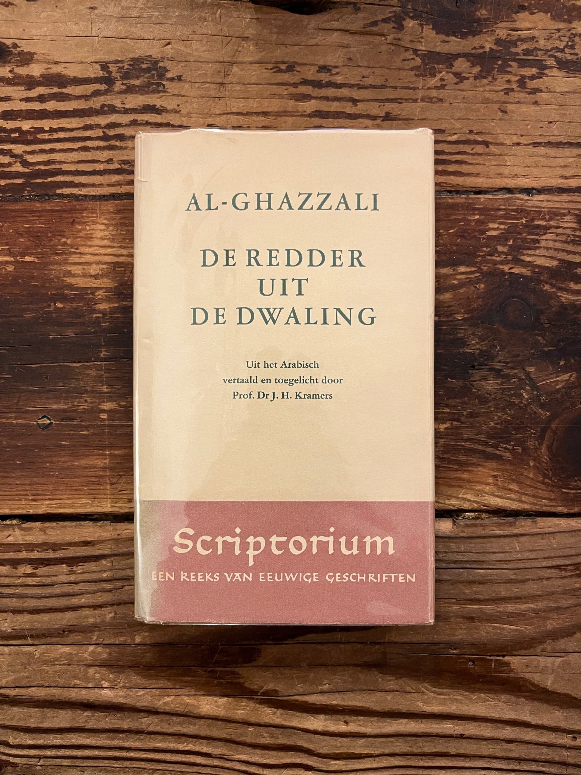 Boek met de titel 'de redder uit de dwaling' door Al-Ghazzali op een houten achtergrond 