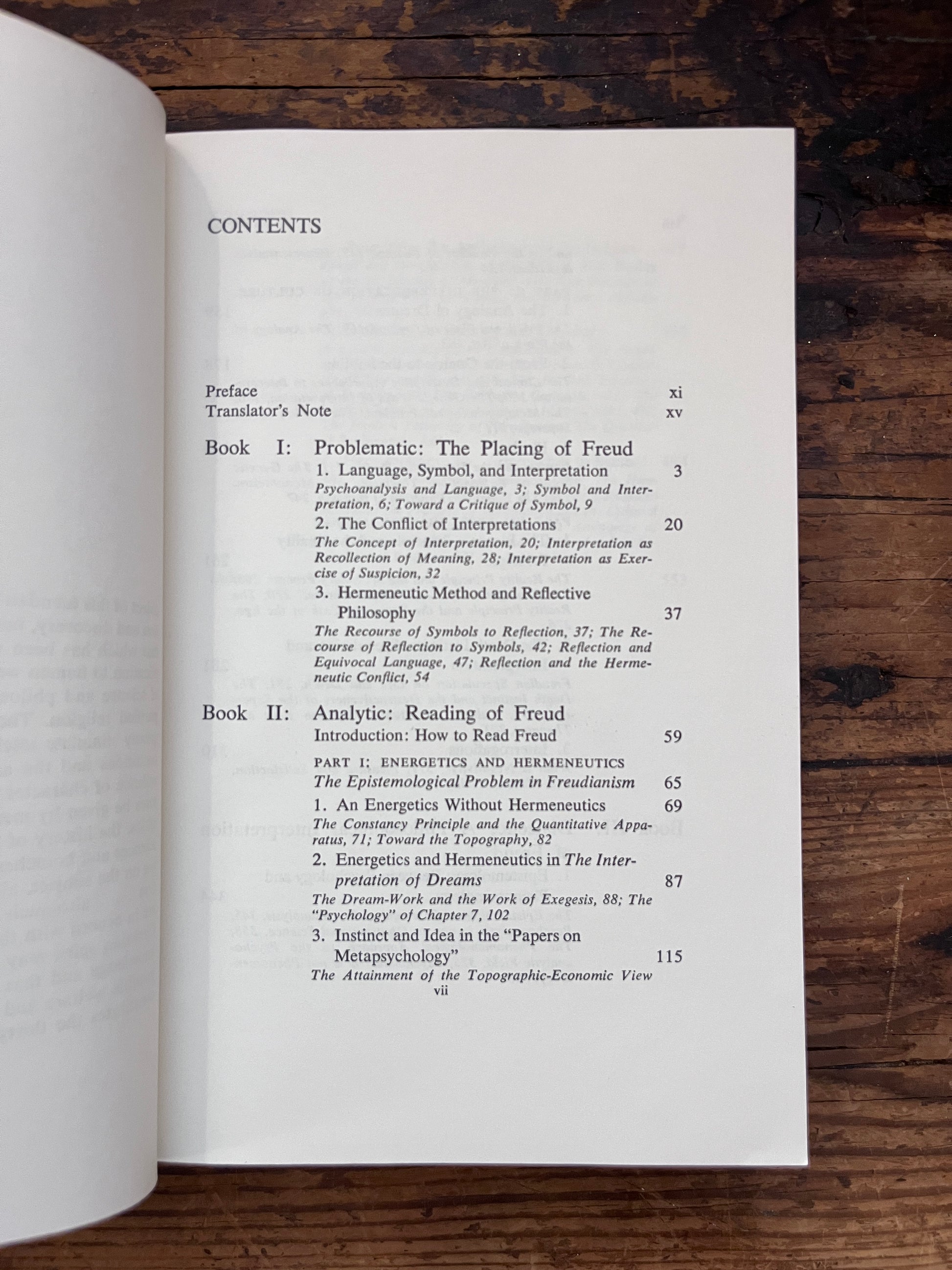 photo of the table of content of the book "Freud and philosophy" on a wooden background