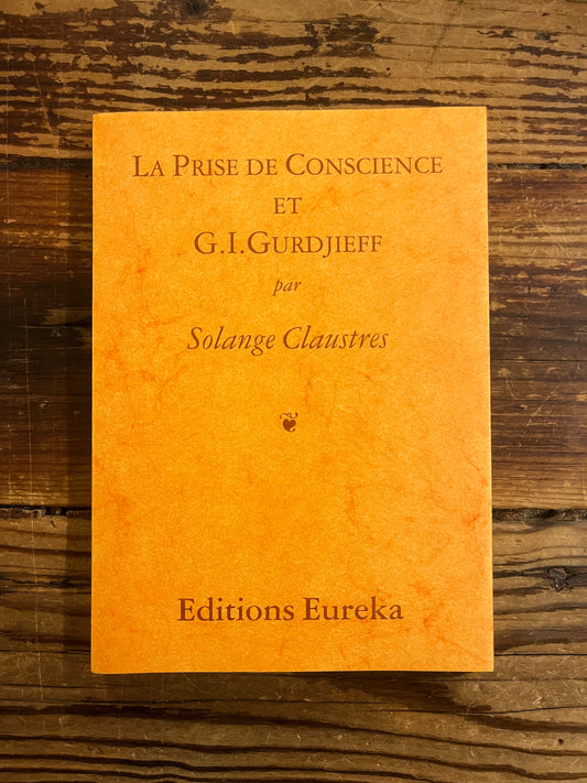 Couverture du livre 'La prise de Conscience et Gurdjieff' par Solange Claustres sur une surface en bois 