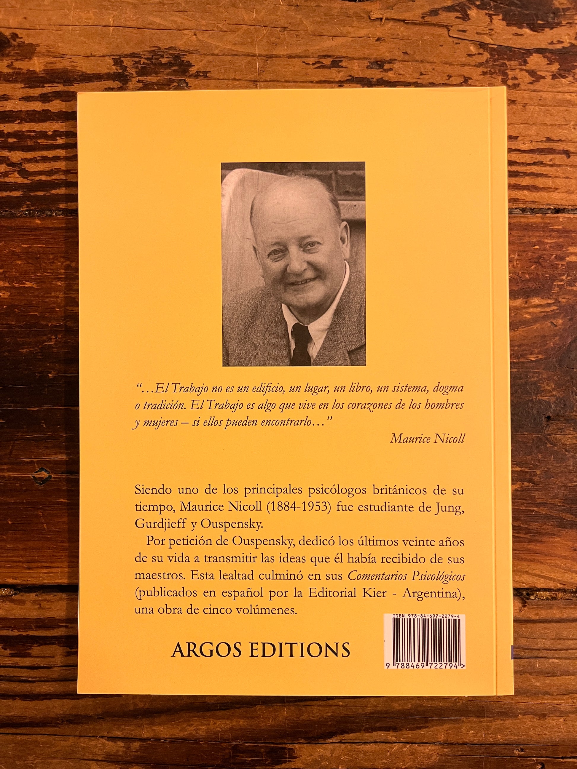 back cover of the book titled 'explicacion simple de las ideas del trabajo' by Maurice Nicoll on a wooden surface 