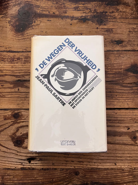 foto van de omslag van het boek "de wegen der vrijheid" op houten achtergrond