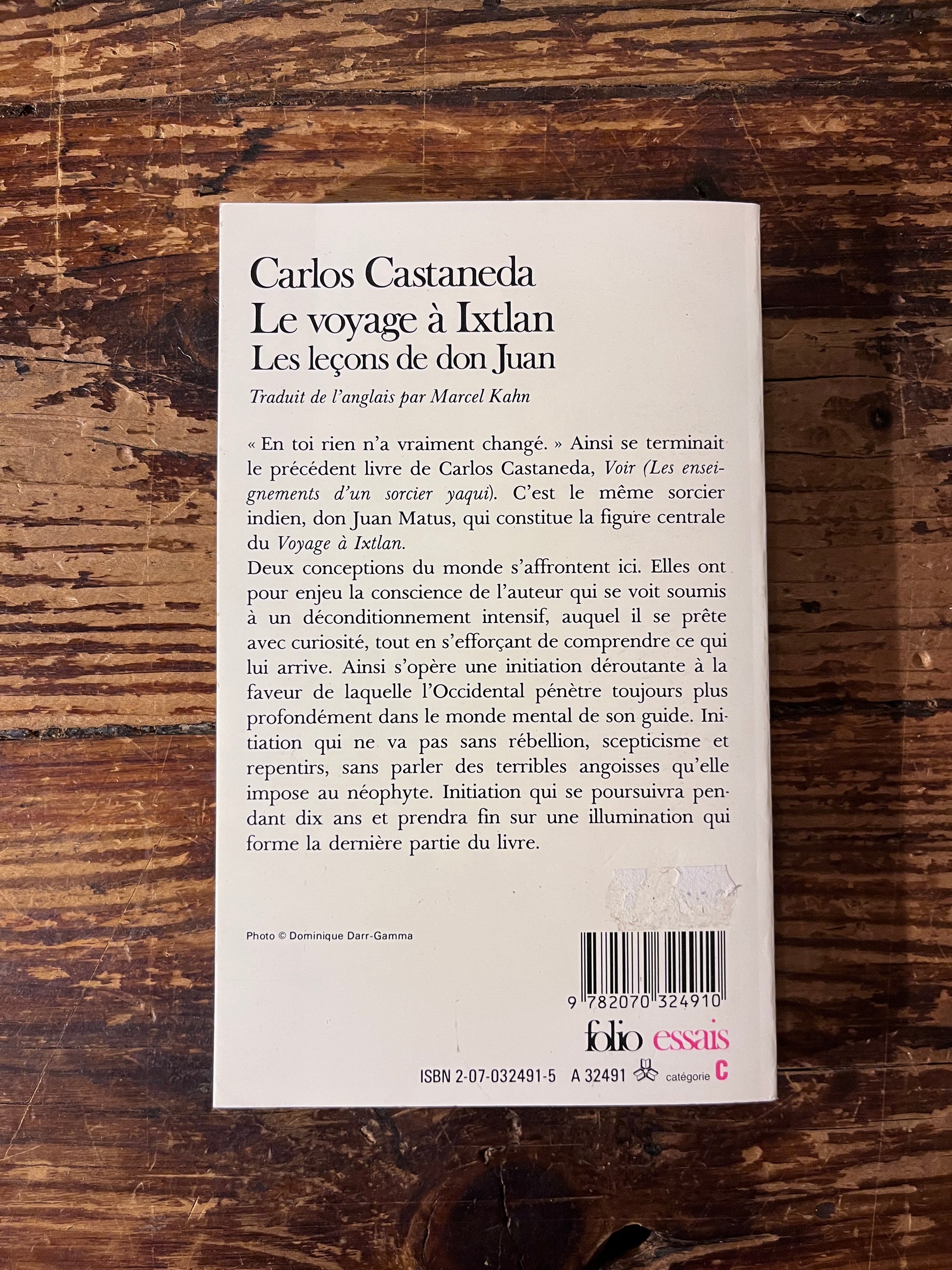 photo de la quatrieme de couverture du livre "voyage a ixtlan" sur fond de bois