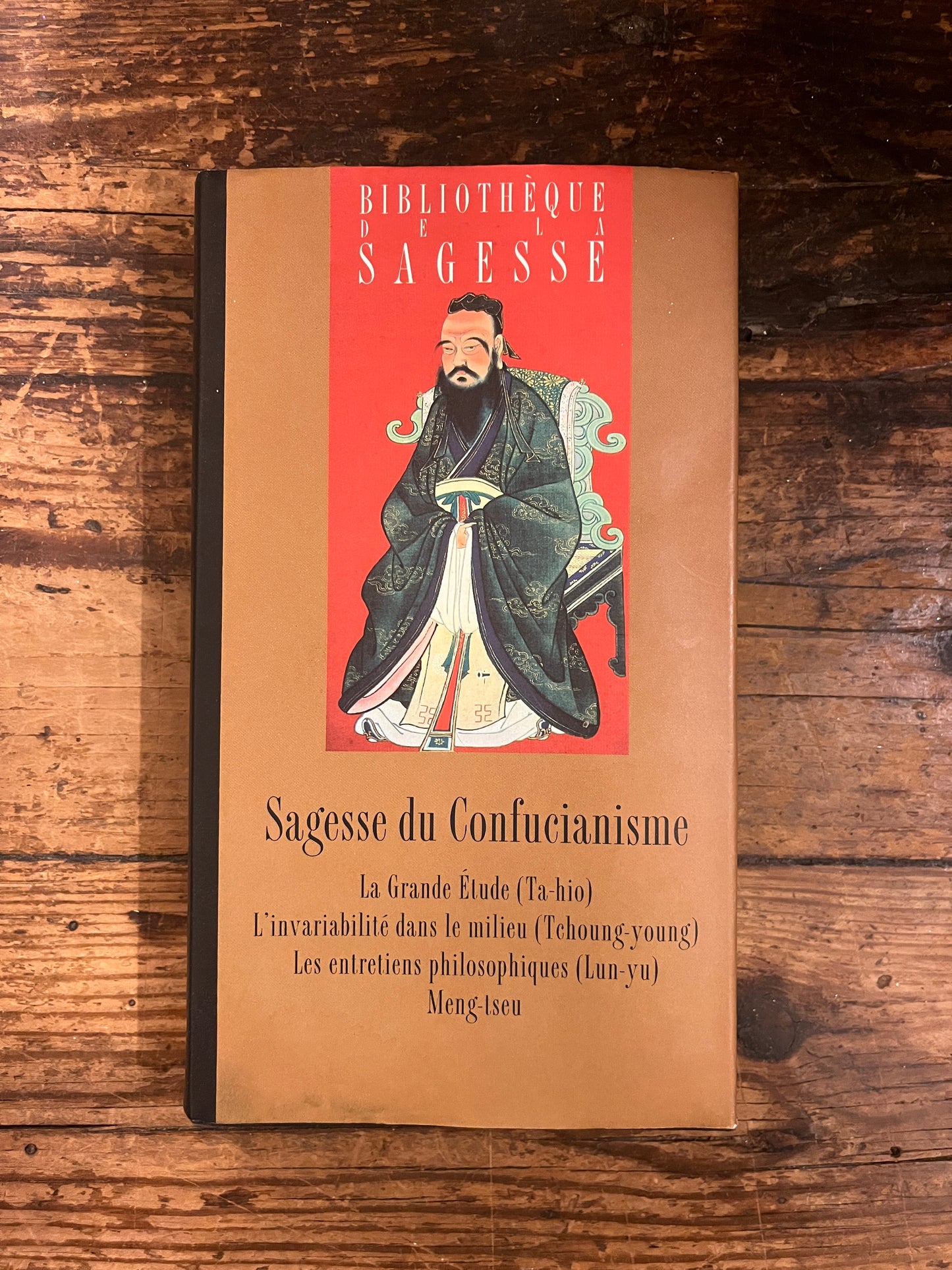 photo de la couverture du livre "sagesse du confucianisme"sur fond de bois