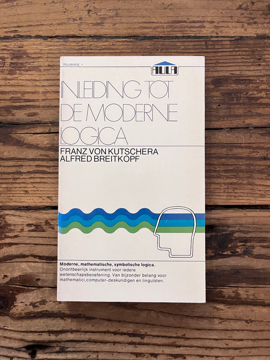 foto van de omslag van het boek "inleiding in de moderne logica" op houten achtergrond 
