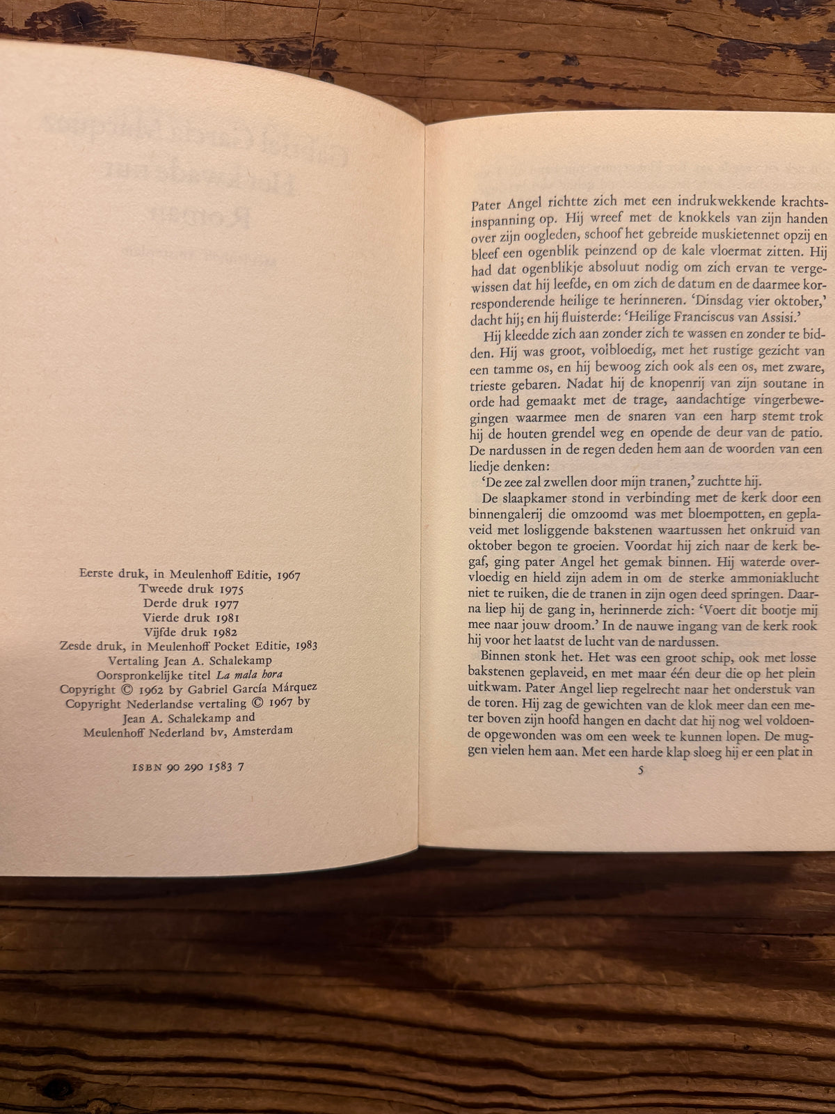 Open boek met de titel 'Het kwade uur' door Gabriel García Márquez op een houten achtergrond 