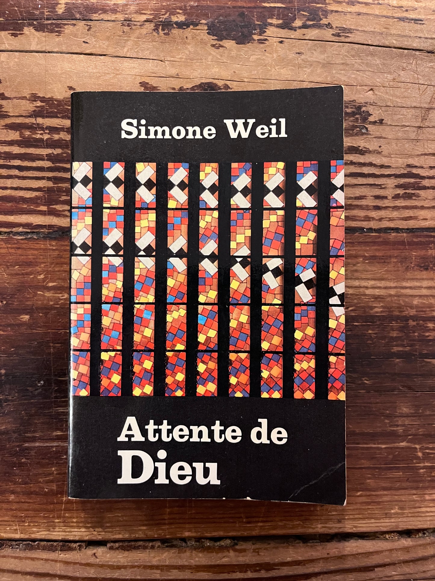 photo du livre "dans l'attente de dieu" sur fond de bois