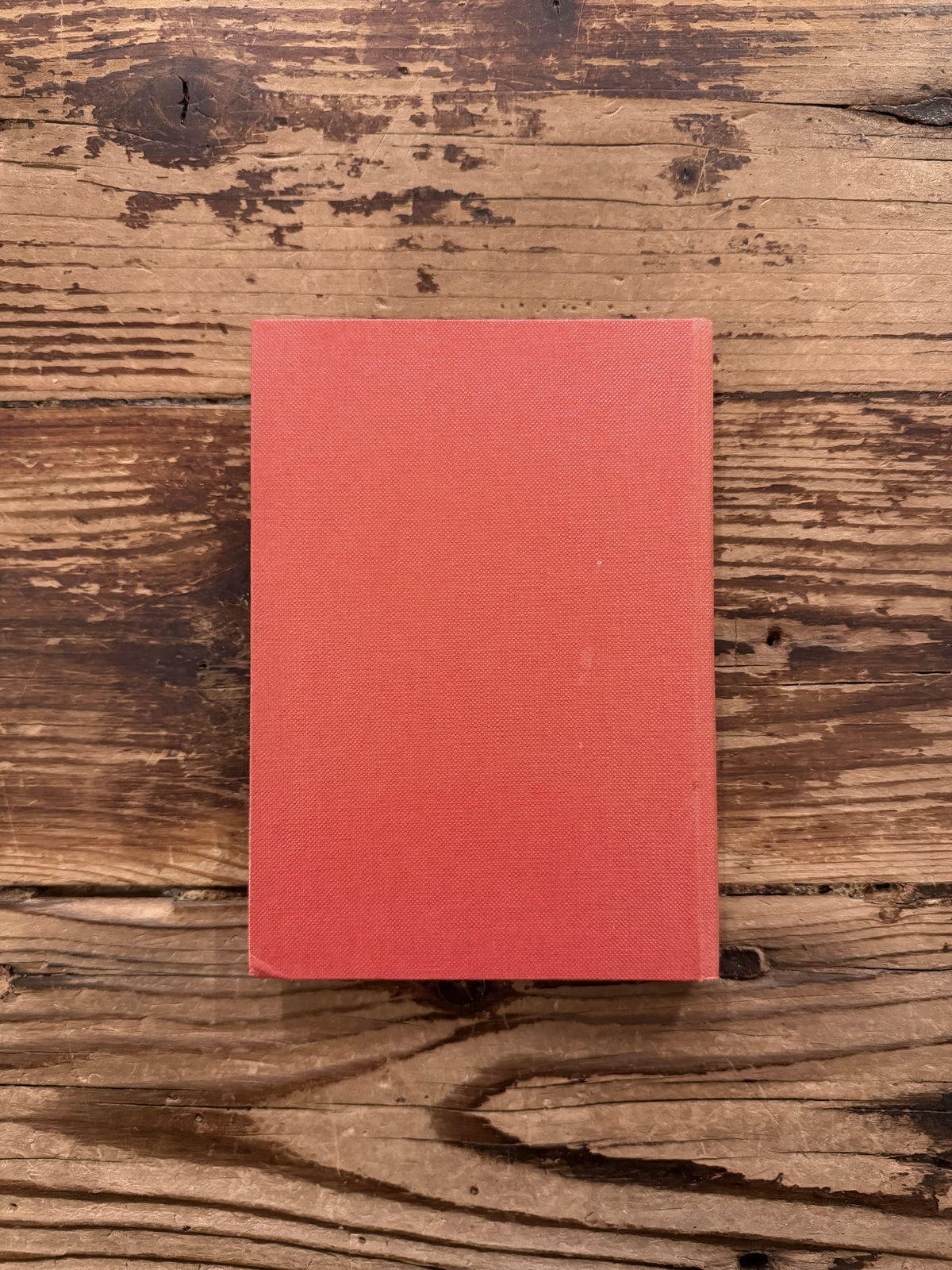 Achterkant van een boek met de titel 'De profeet' door Kahlil Gibran, op een houten  achtergrond 