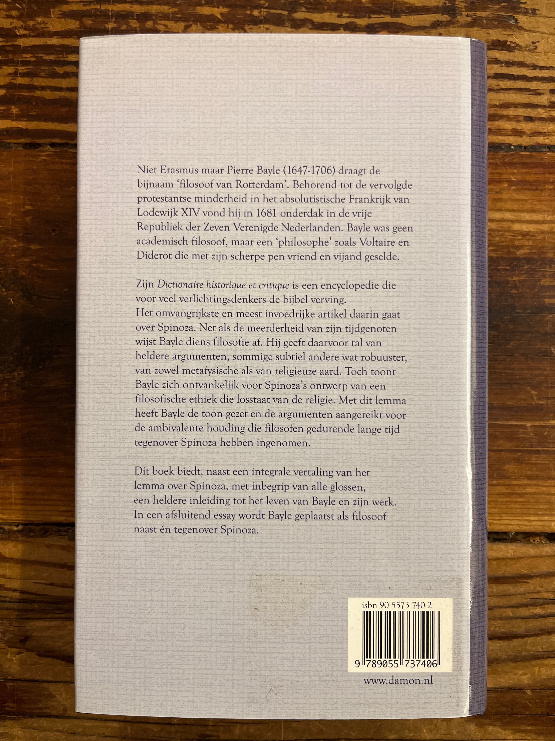achterkant van boek met de titel 'Pierre Bayle over Spinoza' op een houten achtergrond 