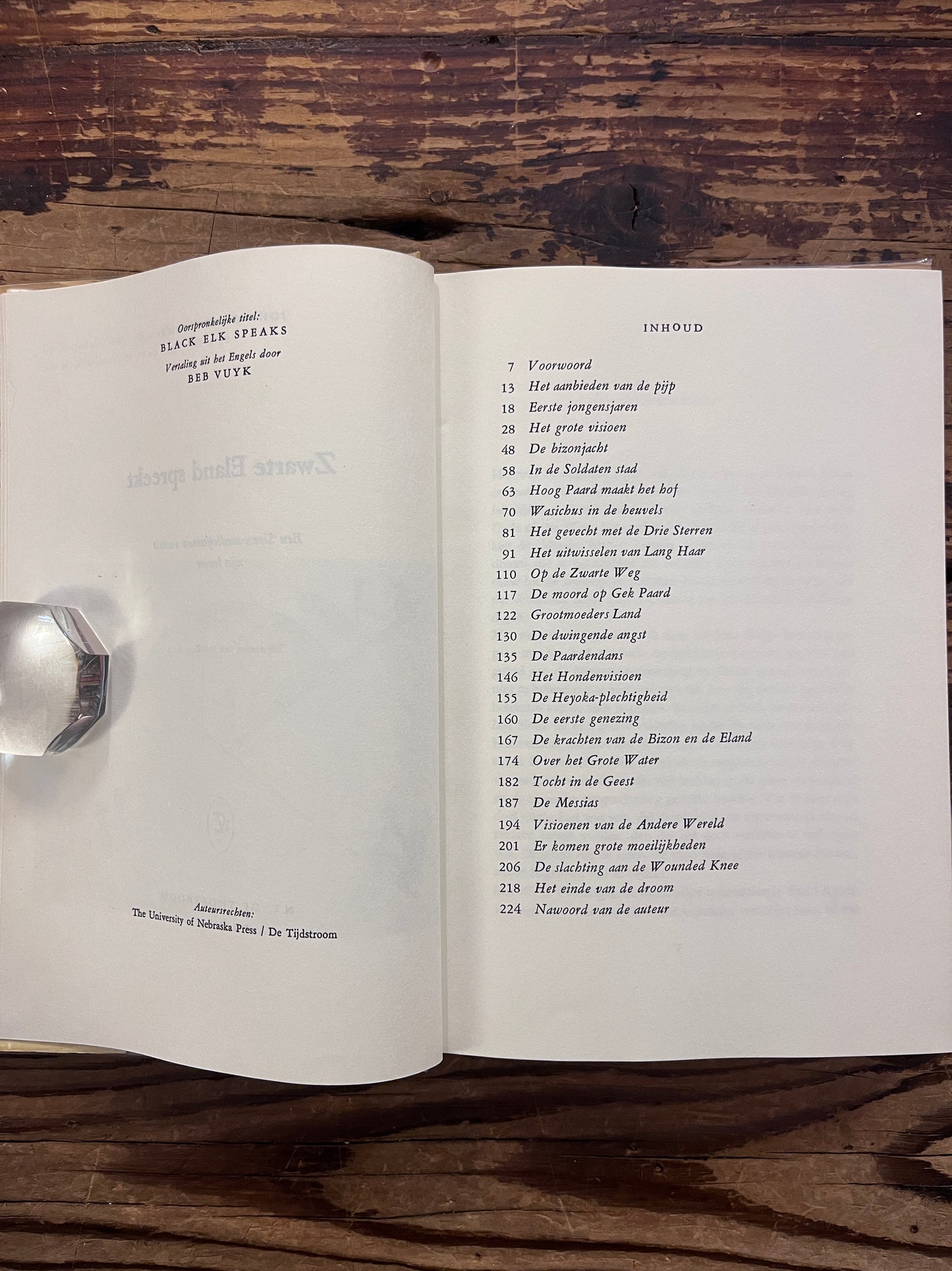 Open hardcover boek met de titel 'Zwarte eland spreekt, Een Sioux-medicijnman verteld zijn leven' door John G. Neihardt op een houten achtergrond 