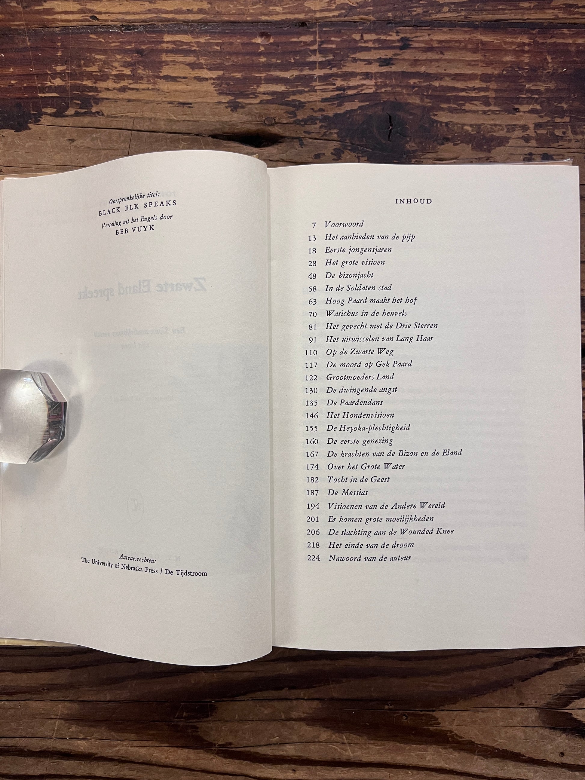Open hardcover boek met de titel 'Zwarte eland spreekt, Een Sioux-medicijnman verteld zijn leven' door John G. Neihardt op een houten achtergrond 