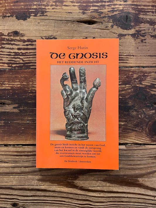 Voorkant van een boek met de titel 'De Gnosis' door Serge Hutin op een houten achtergrond 