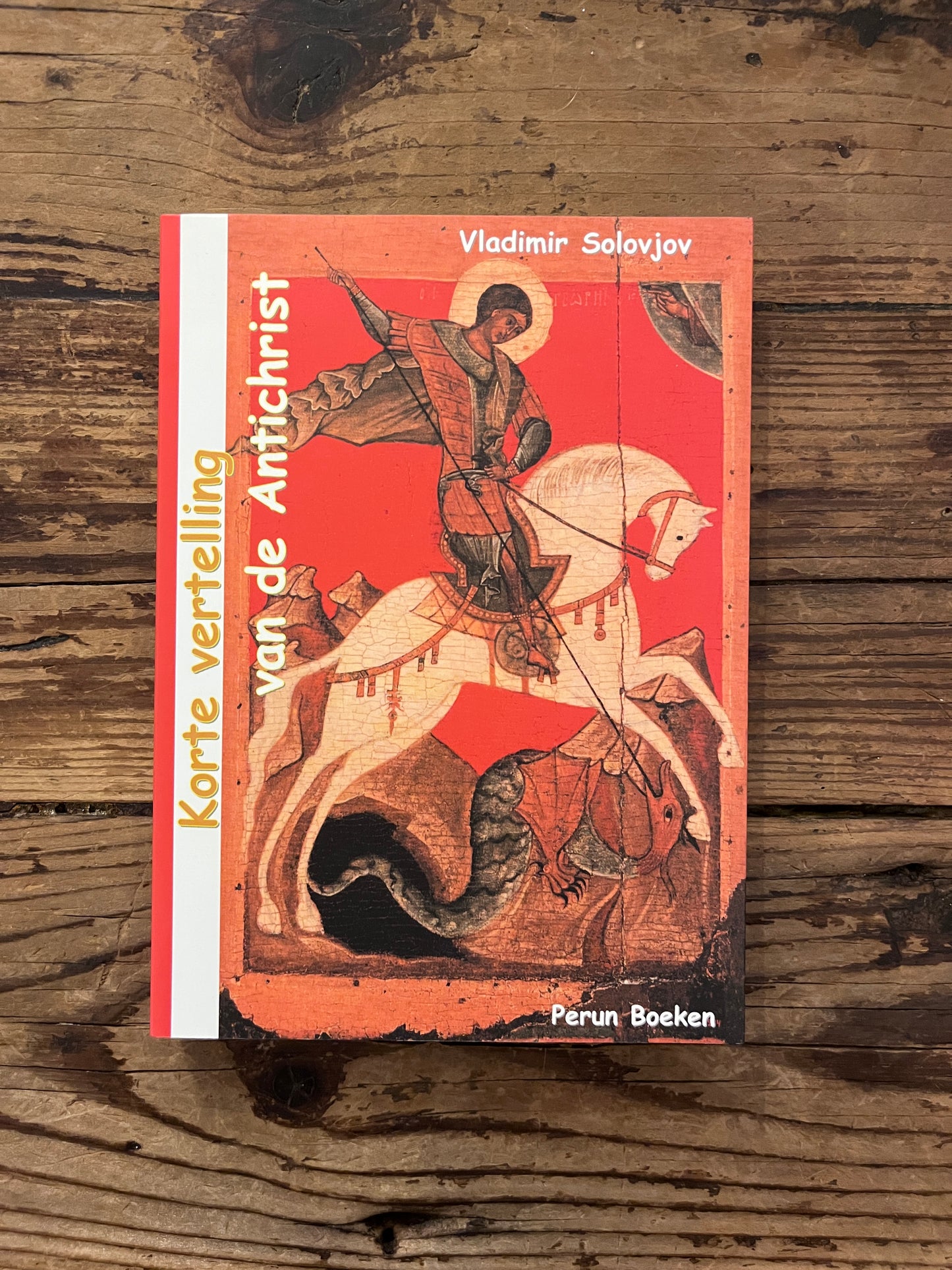 foto van de omslag van het boek "korte vertelling van de antichrist" op houten achtergrond