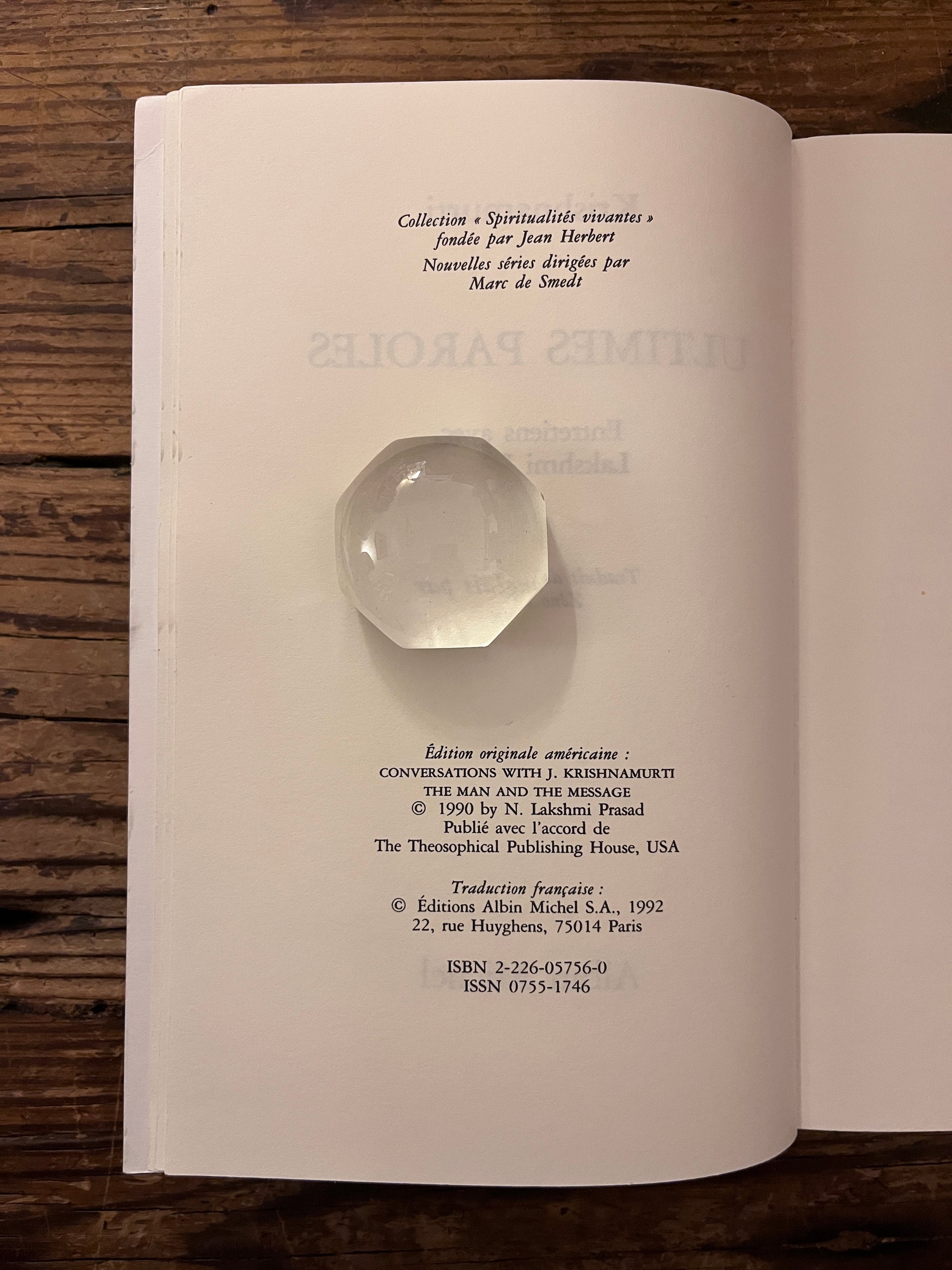 page d' edition du livre " ultimes paroles" sur fond de bois